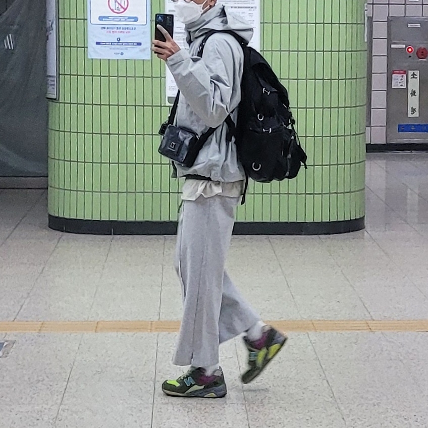 Wooyoungmi Square Mini Bag Black 착용 스타일
