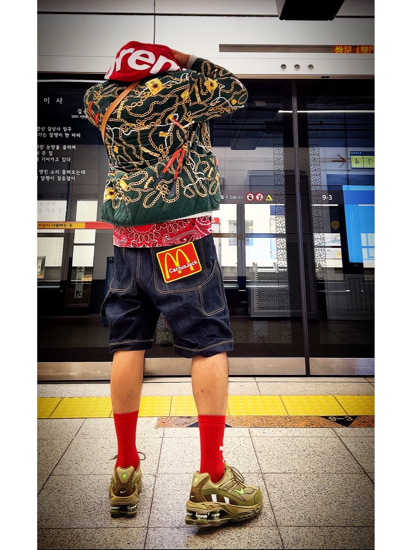 Supreme Contrast Hooded Sweatshirt Heather Grey - 21FW, Supreme Small Box T-Shirt Red Bandana - 21SS 착용 스타일 - 1
