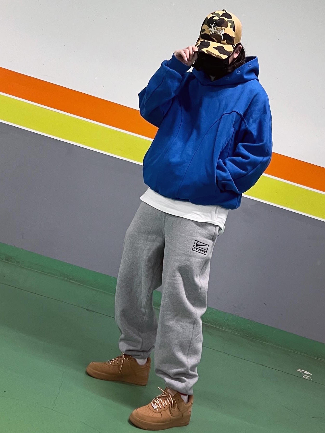 Stussy x BAPE Trucker Cap Yellow, Nike x Stussy NRG RA Fleece Pants Dark Grey Heather (DJ9490-063) 착용 스타일 - 5