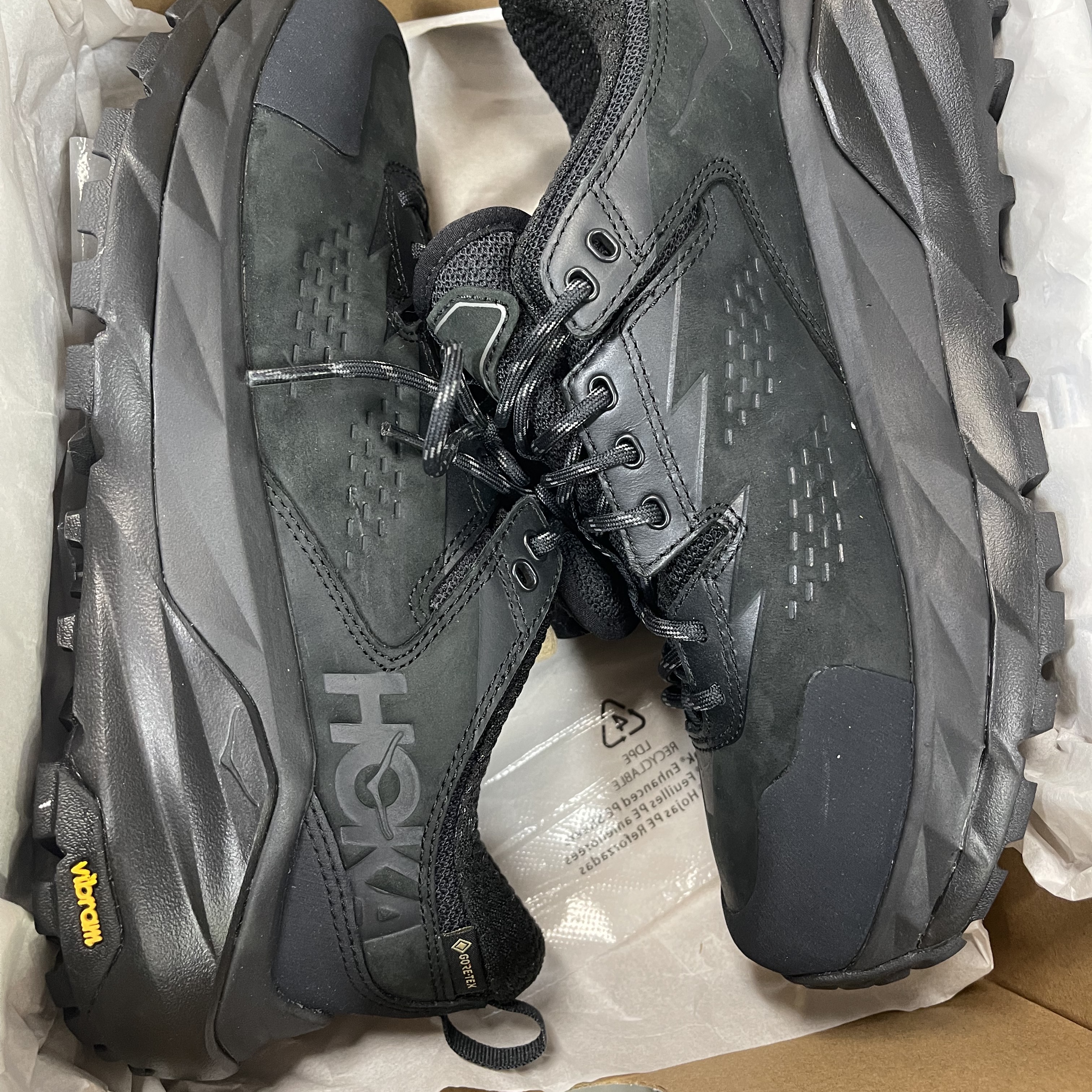 Hoka Kaha Low Gore-Tex Black Charcoal Gray 착용 스타일