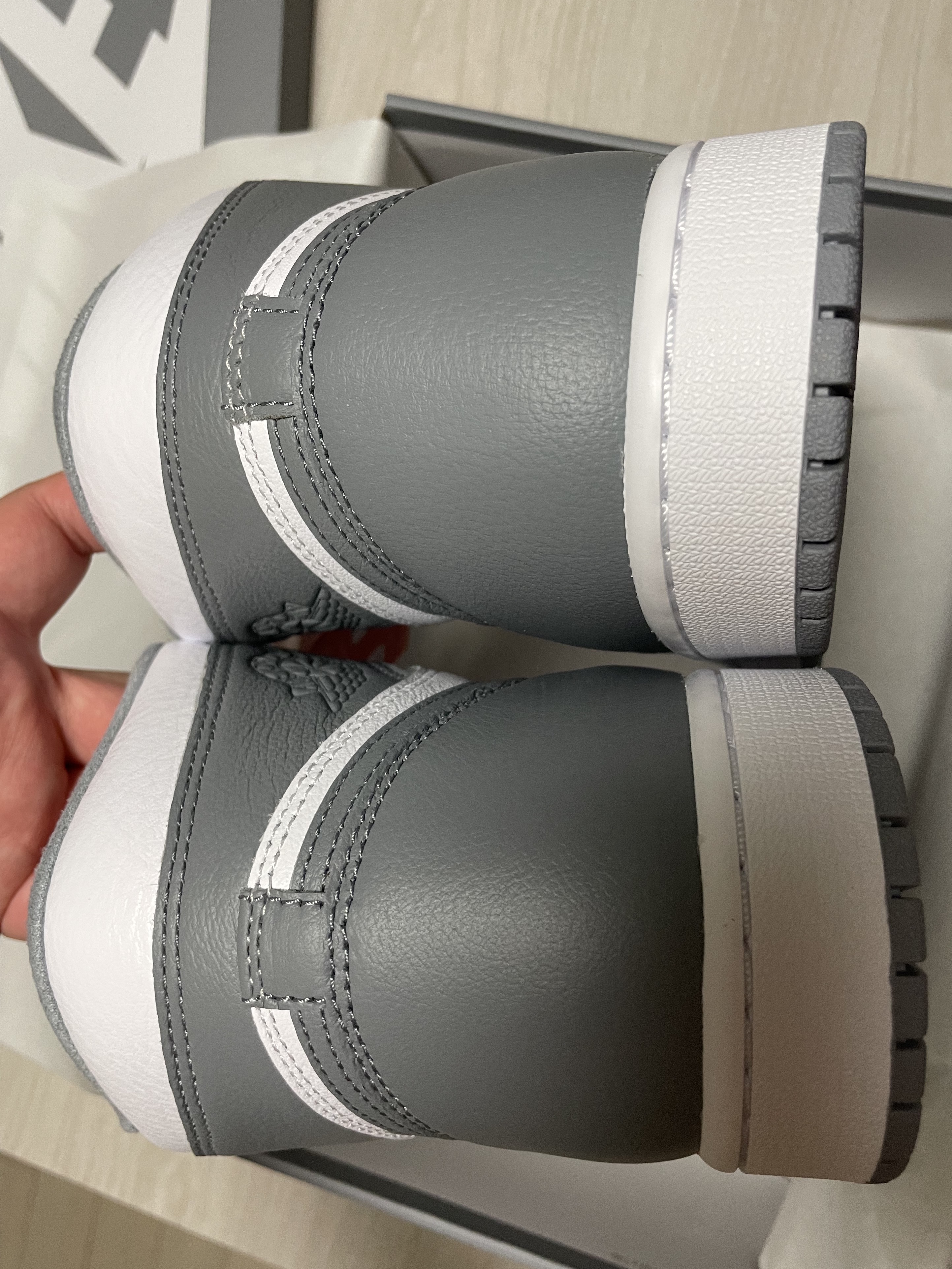 Jordan 1 Retro High OG Stealth 착용 스타일 - 3