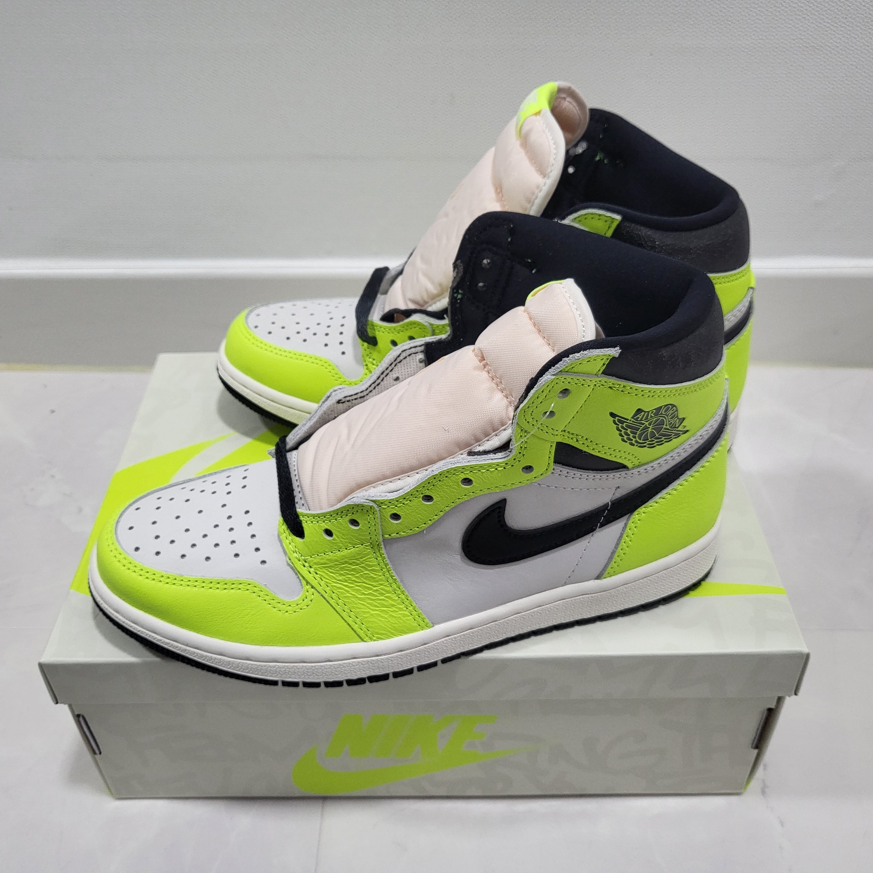 Jordan 1 Retro High OG Volt 착용 스타일 - 1