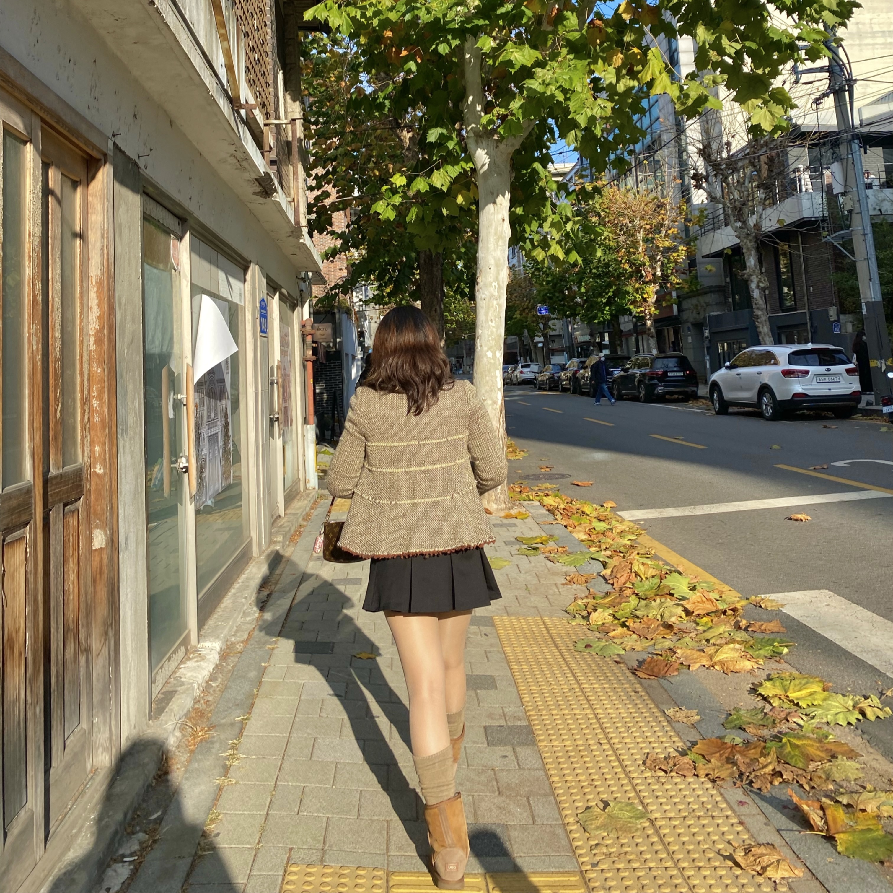 (W) UGG Classic Tall II Boots Chestnut, Louis Vuitton Pochette Accessoires NM Monogram 착용 스타일 - 4