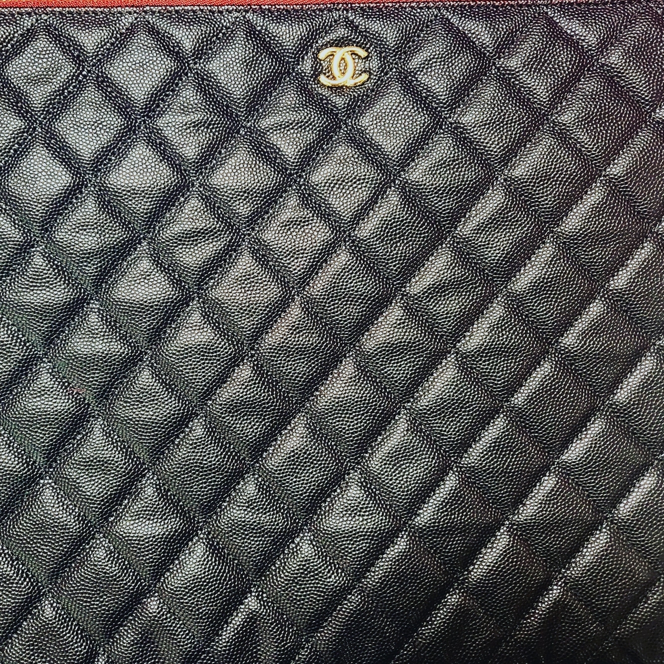 Chanel Medium Classic Pouch Grained Calfskin & Gold Black 착용 스타일