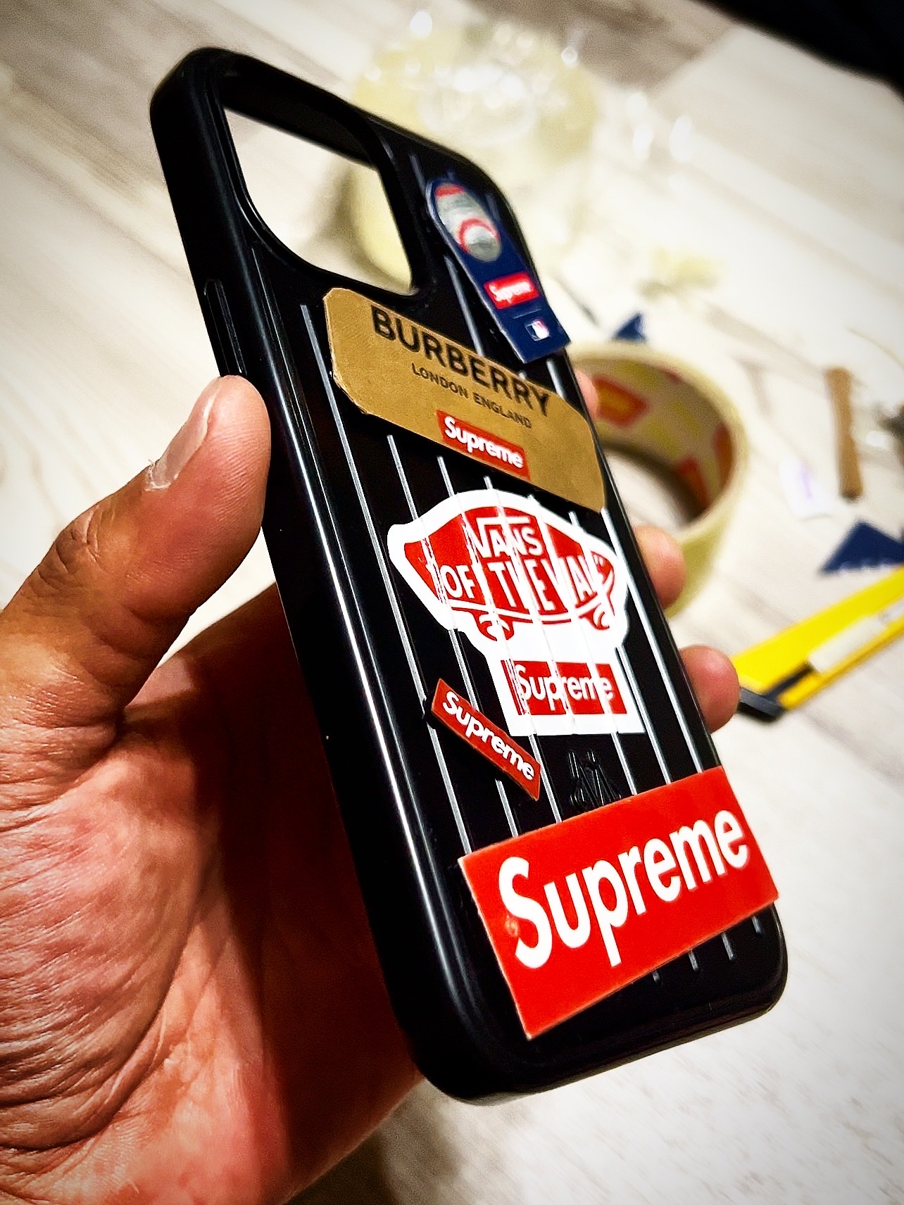 Rimowa iPhone 13 Pro Max Aluminium Case Silver 착용 스타일 - 2