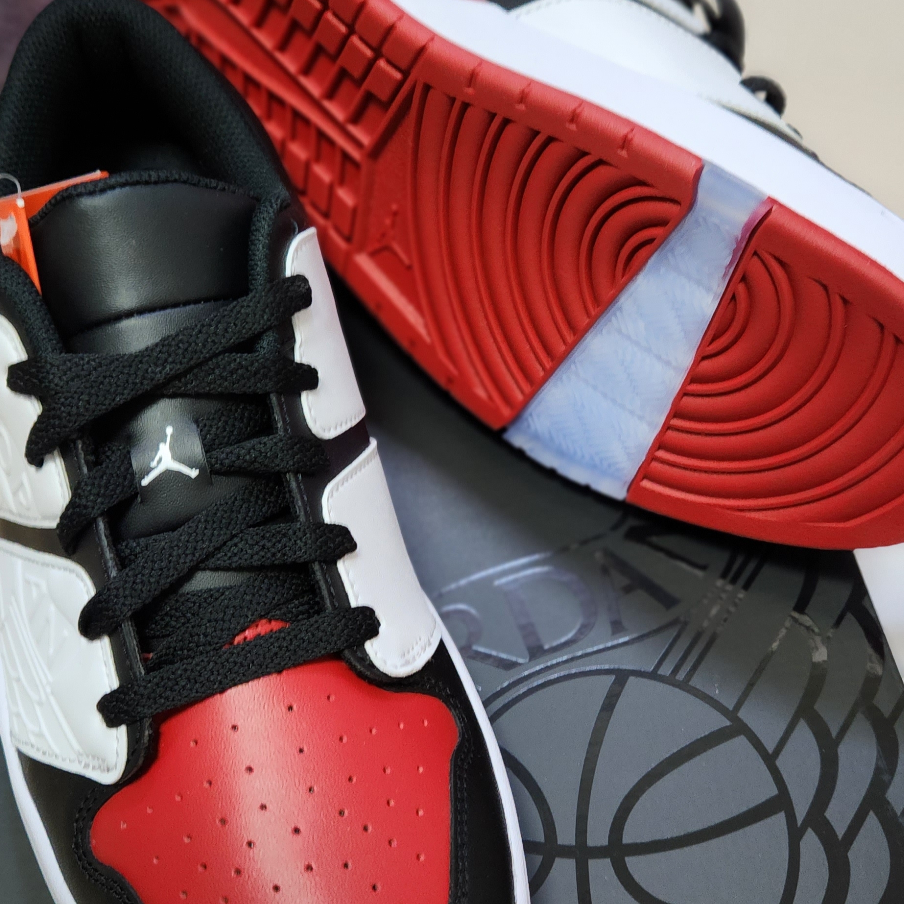 Jordan Nu Retro 1 Low Varsity Red 착용 스타일 - 1