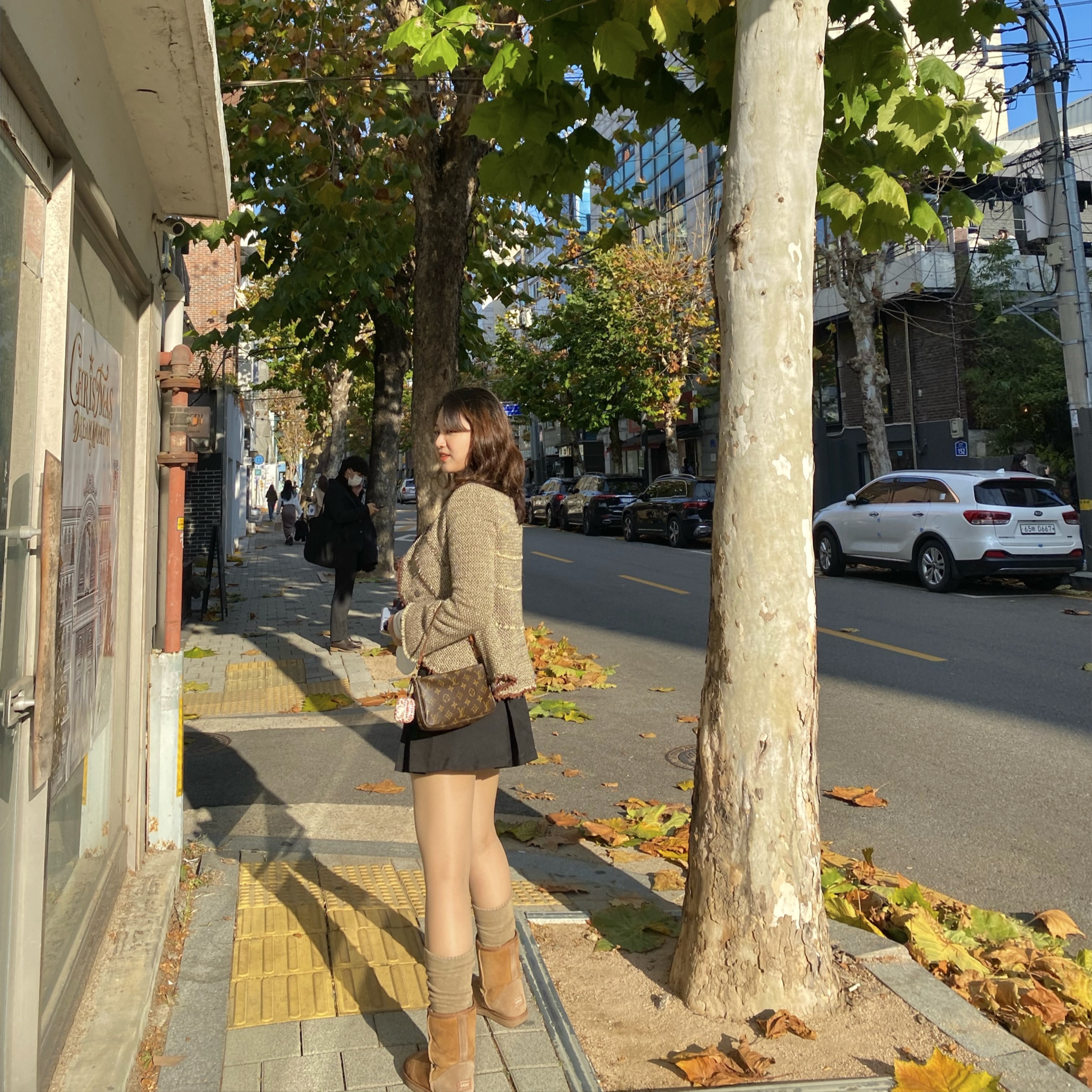 (W) UGG Classic Tall II Boots Chestnut, Louis Vuitton Pochette Accessoires NM Monogram 착용 스타일 - 5