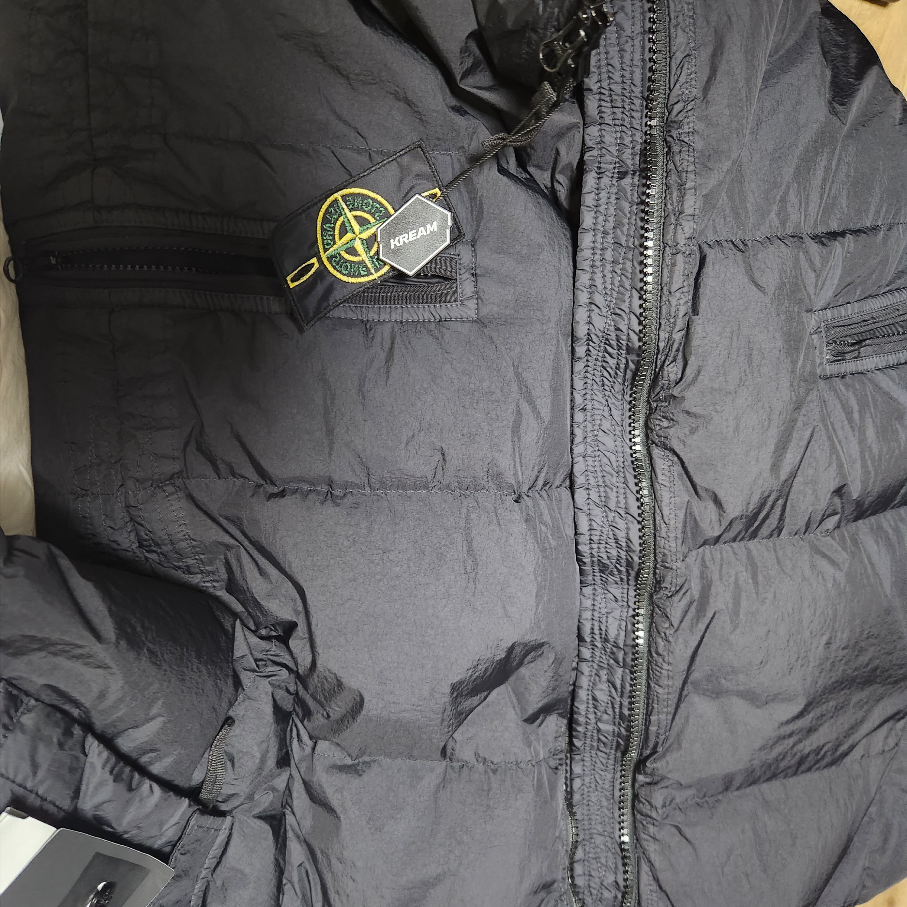 Stone Island 40223 Garment Dyed Crinkle Reps Down Jacket Black - 22FW 착용 스타일
