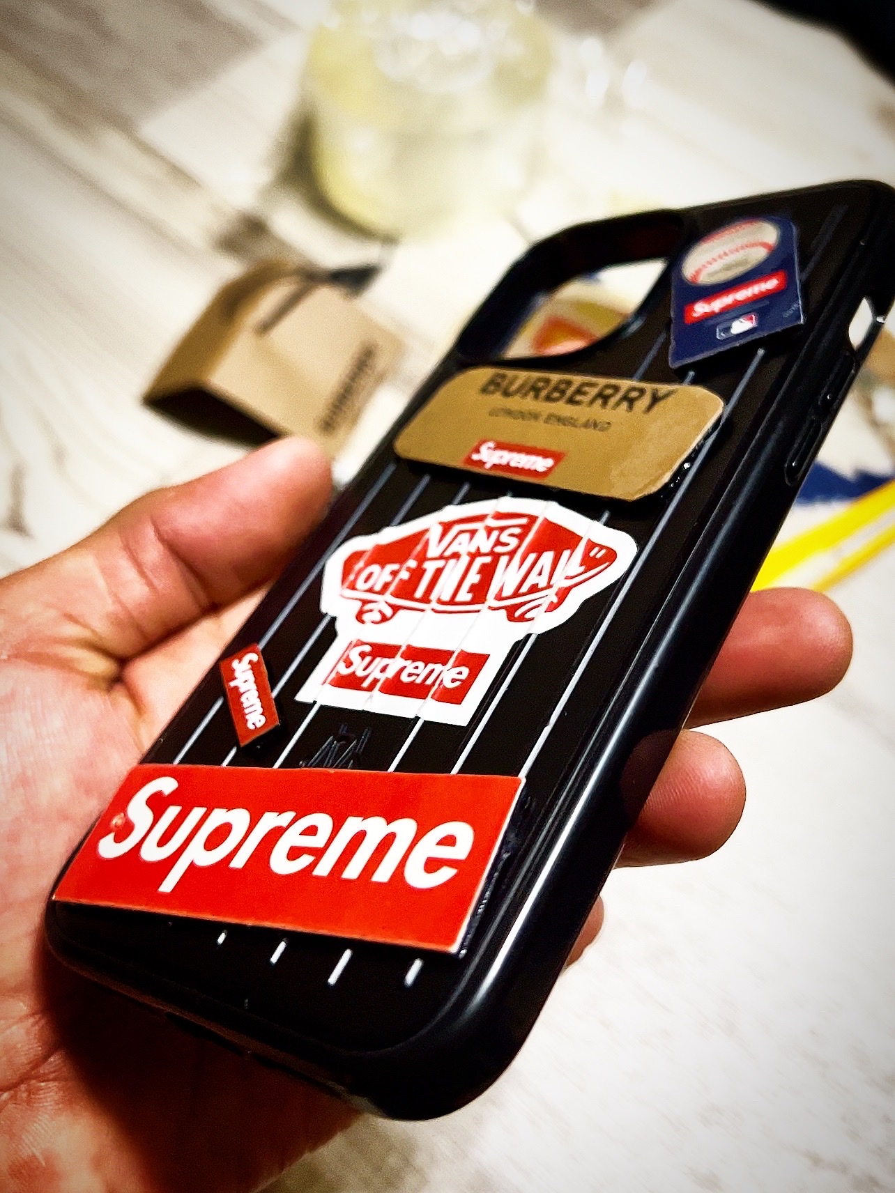 Rimowa iPhone 13 Pro Max Aluminium Case Silver 착용 스타일 - 4