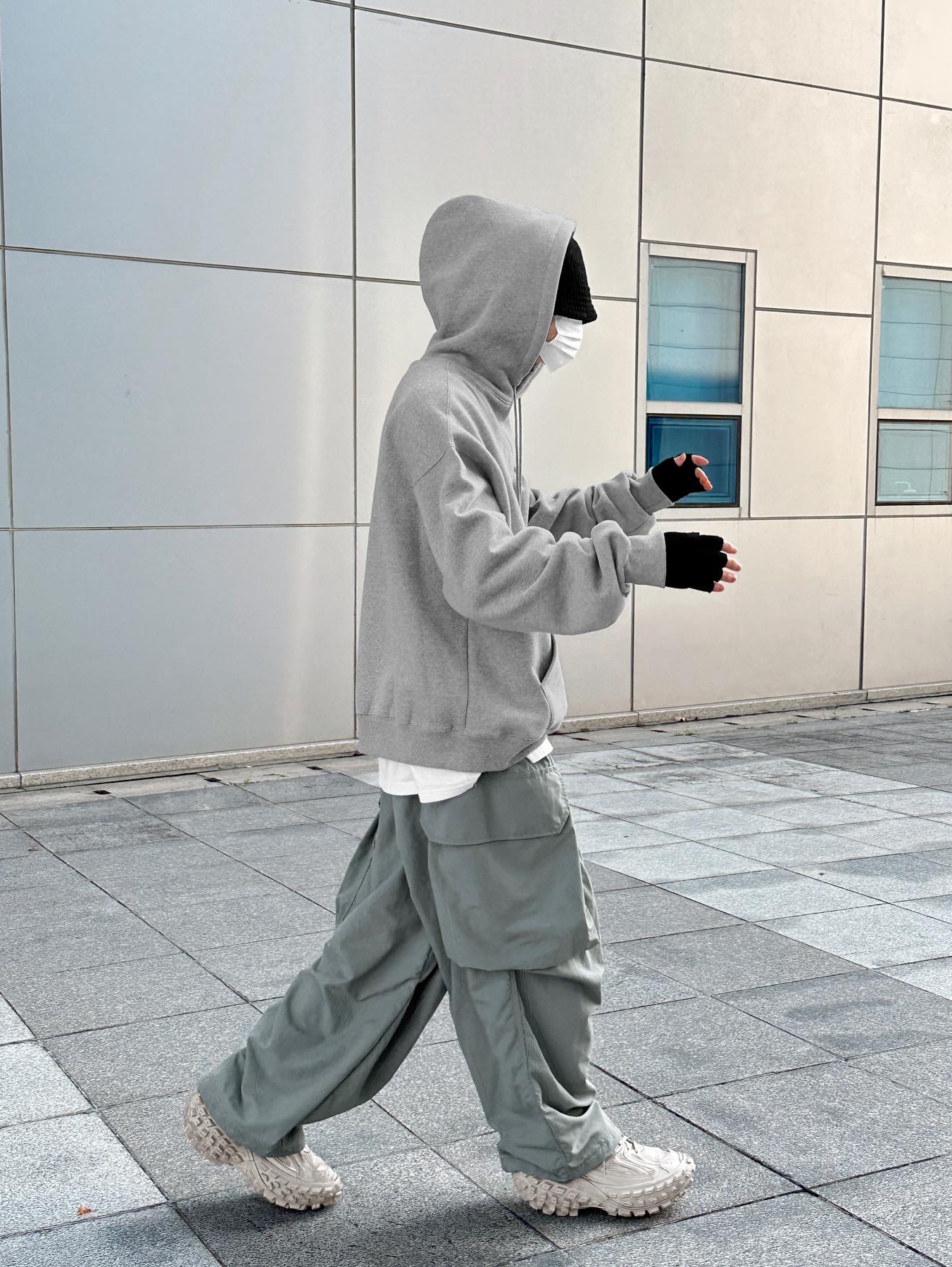 Balenciaga Defender Sneakers Beige 착용 스타일 - 5