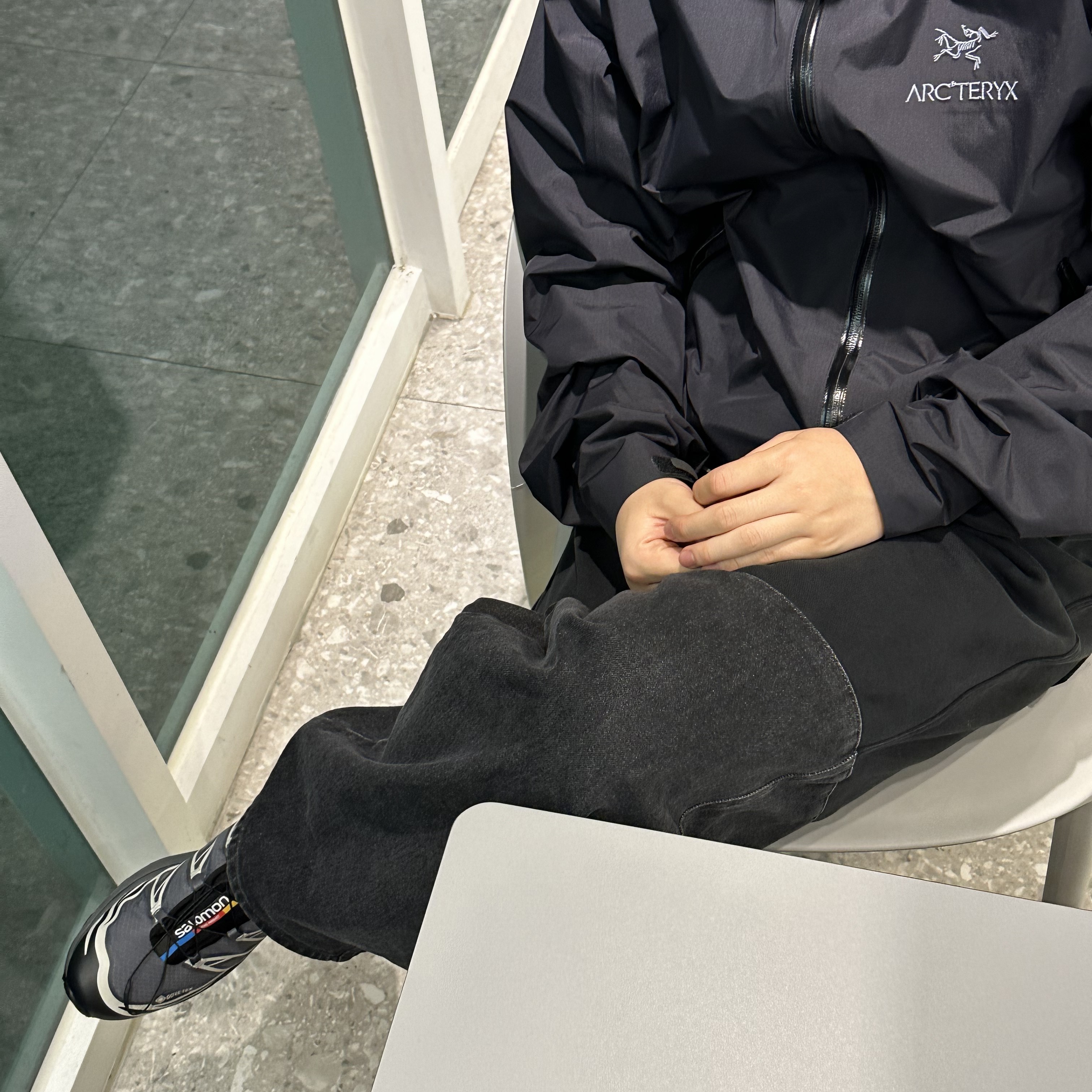 Arc'teryx Zeta SL Jacket Black, Salomon XT-6 Gore-Tex Black Ebony 착용 스타일