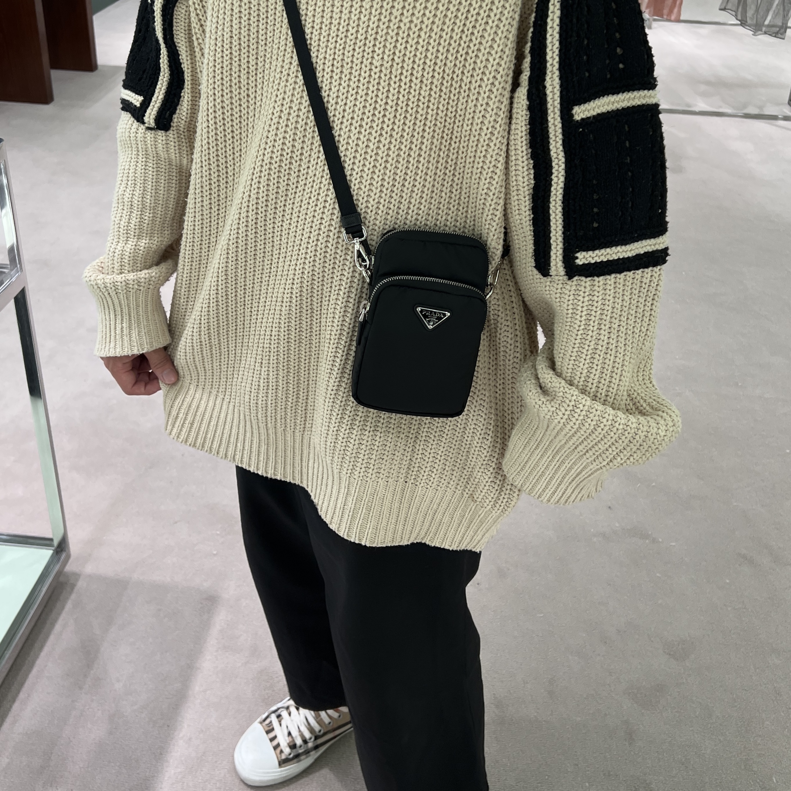 Prada Nylon Smartphone Case Black, Burbbery Check Cotton and Leather Sneakers Archive Beige 착용 스타일