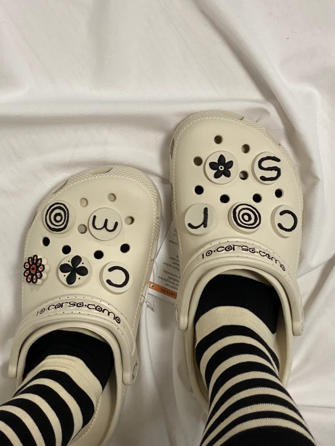 Crocs x 10 Corso Como Classic Clog Stucco 착용 스타일 - 1