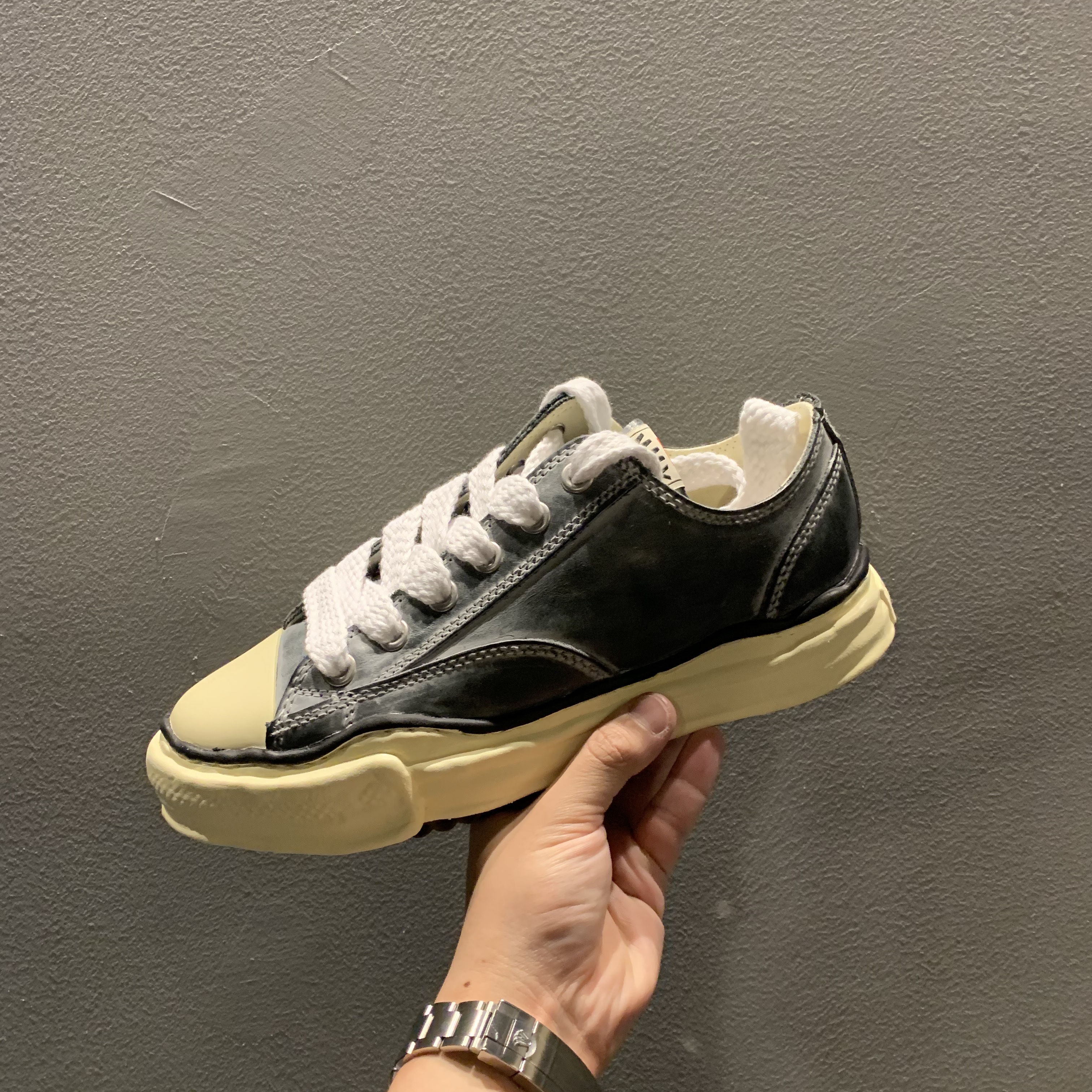 Maison Mihara Yasuhiro Peterson OG Sole Paraffin Leather Low-top Sneakers Black 착용 스타일