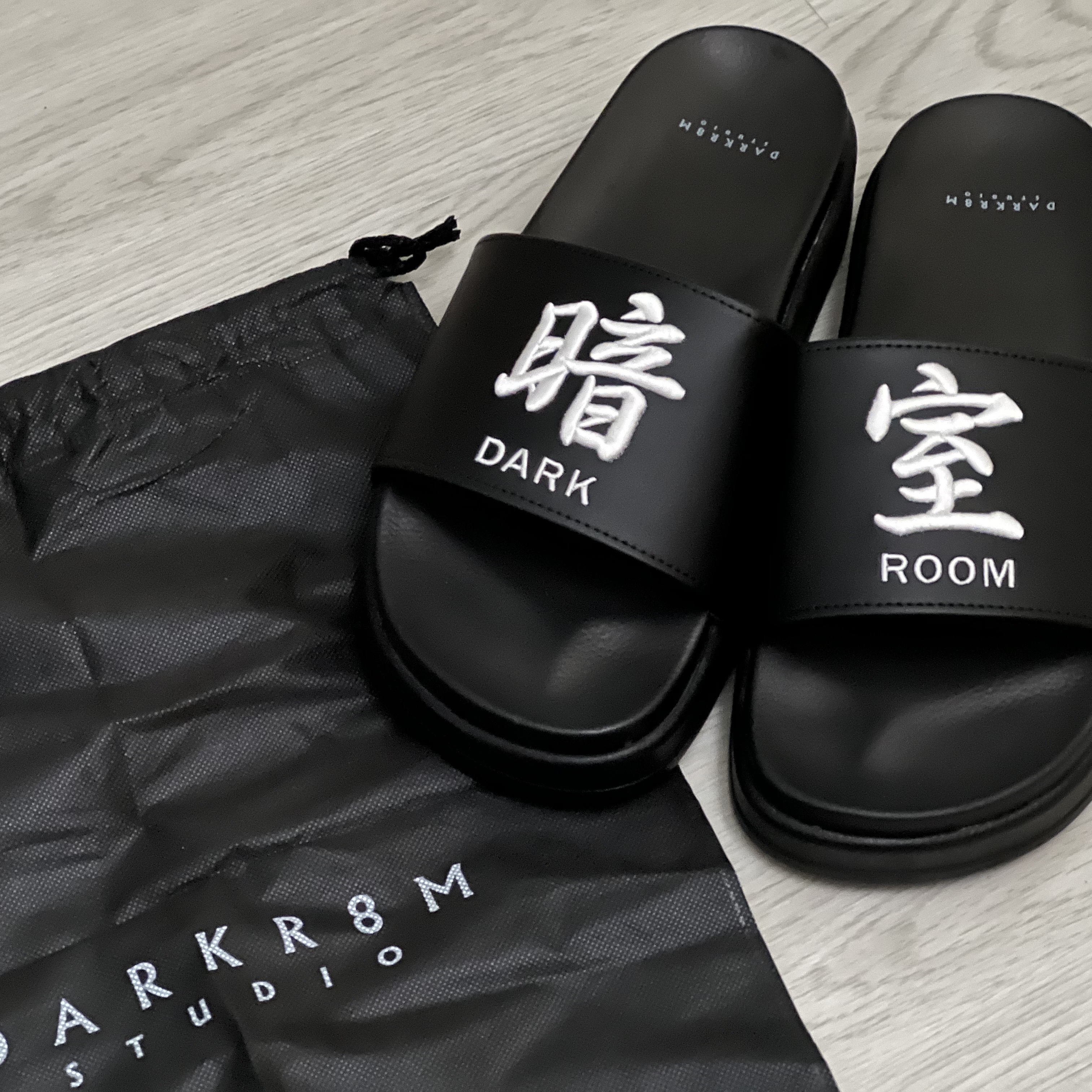 Darkr8m Studio Slides Black 착용 스타일