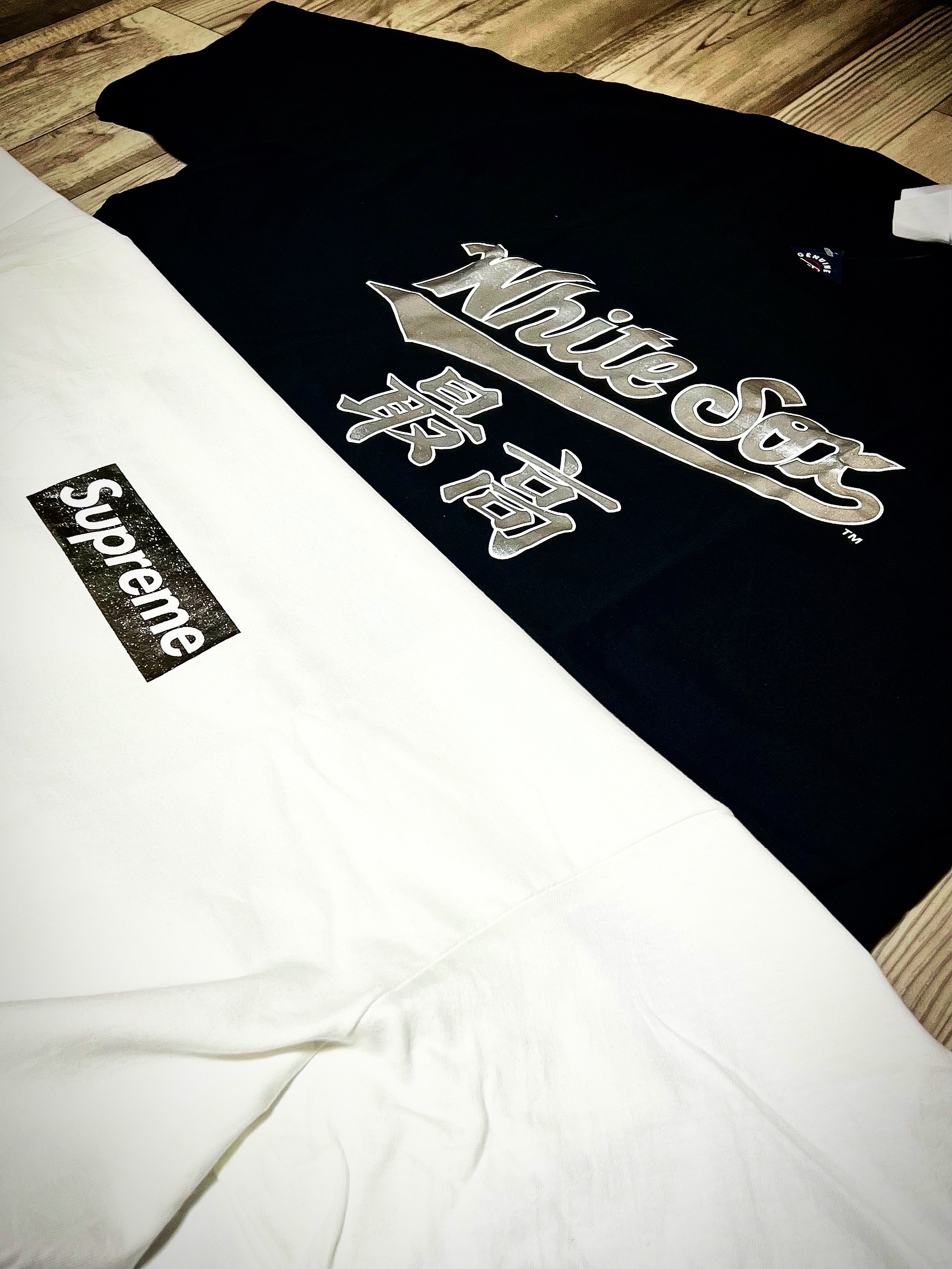 Supreme x MLB Kanji Teams T-Shirt White Sox Black - 22FW, Supreme Chicago Box Logo T-Shirt White - 22FW 착용 스타일 - 2