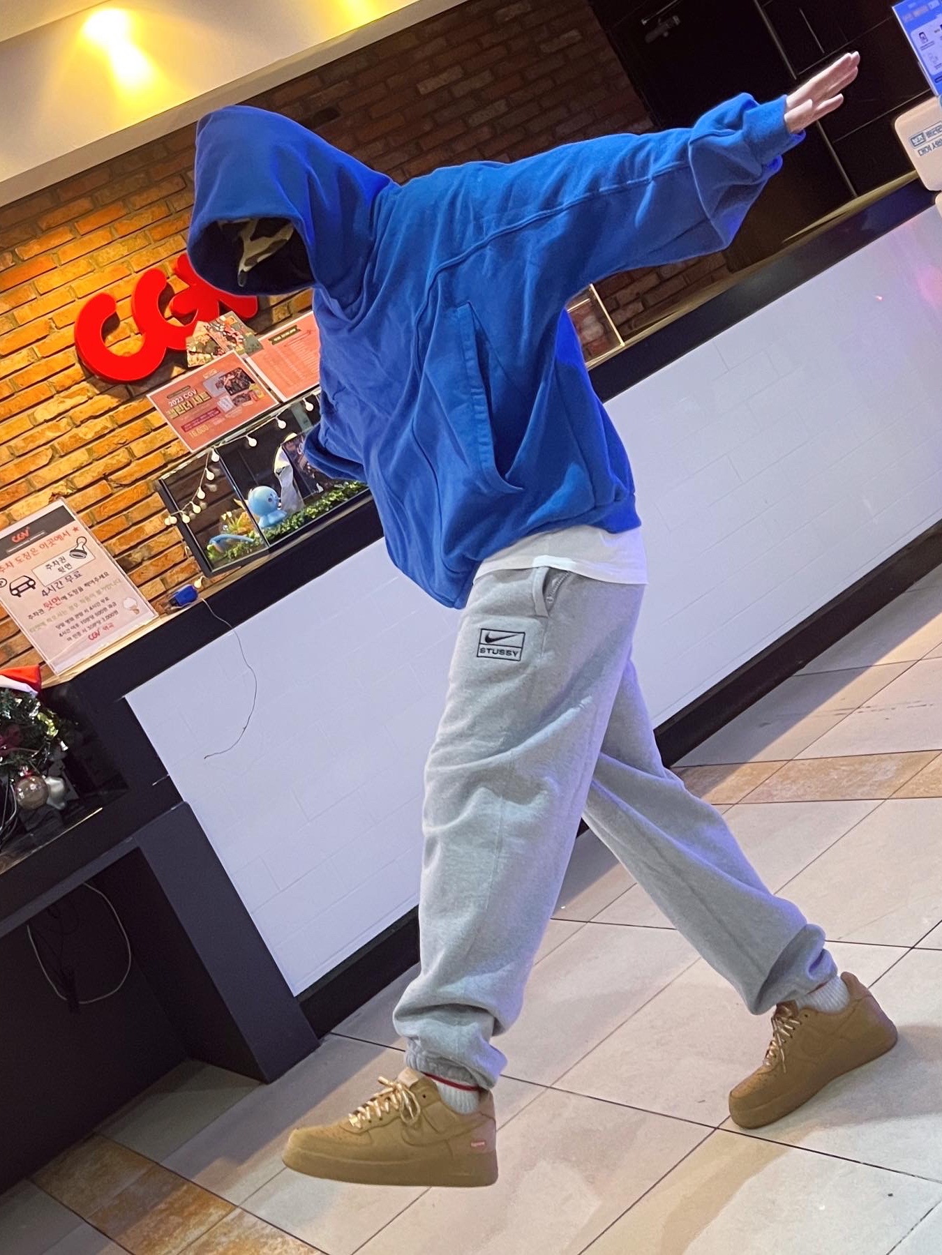Stussy x BAPE Trucker Cap Yellow, Nike x Stussy NRG RA Fleece Pants Dark Grey Heather (DJ9490-063) 착용 스타일 - 4