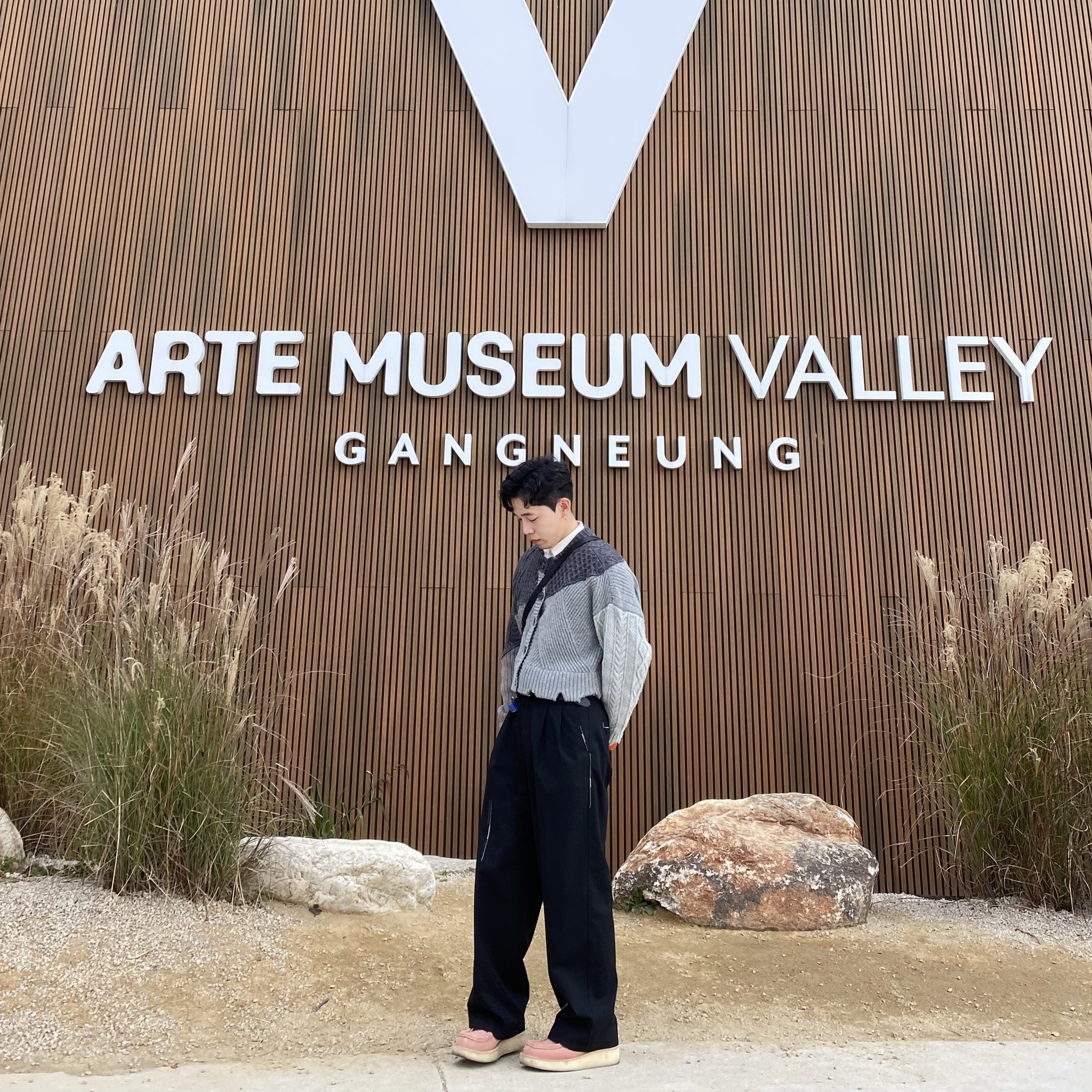 Zara x Ader Error Destroyed Crop Cardigan Blue, Zara x Ader Error Wide Pants Black 착용 스타일 - 1