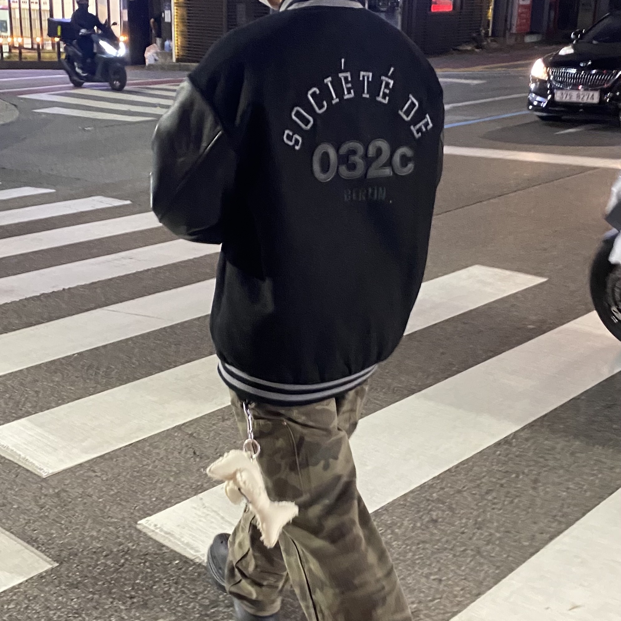 Balenciaga x Crocs Rubber Boot Black 착용 스타일 - 1