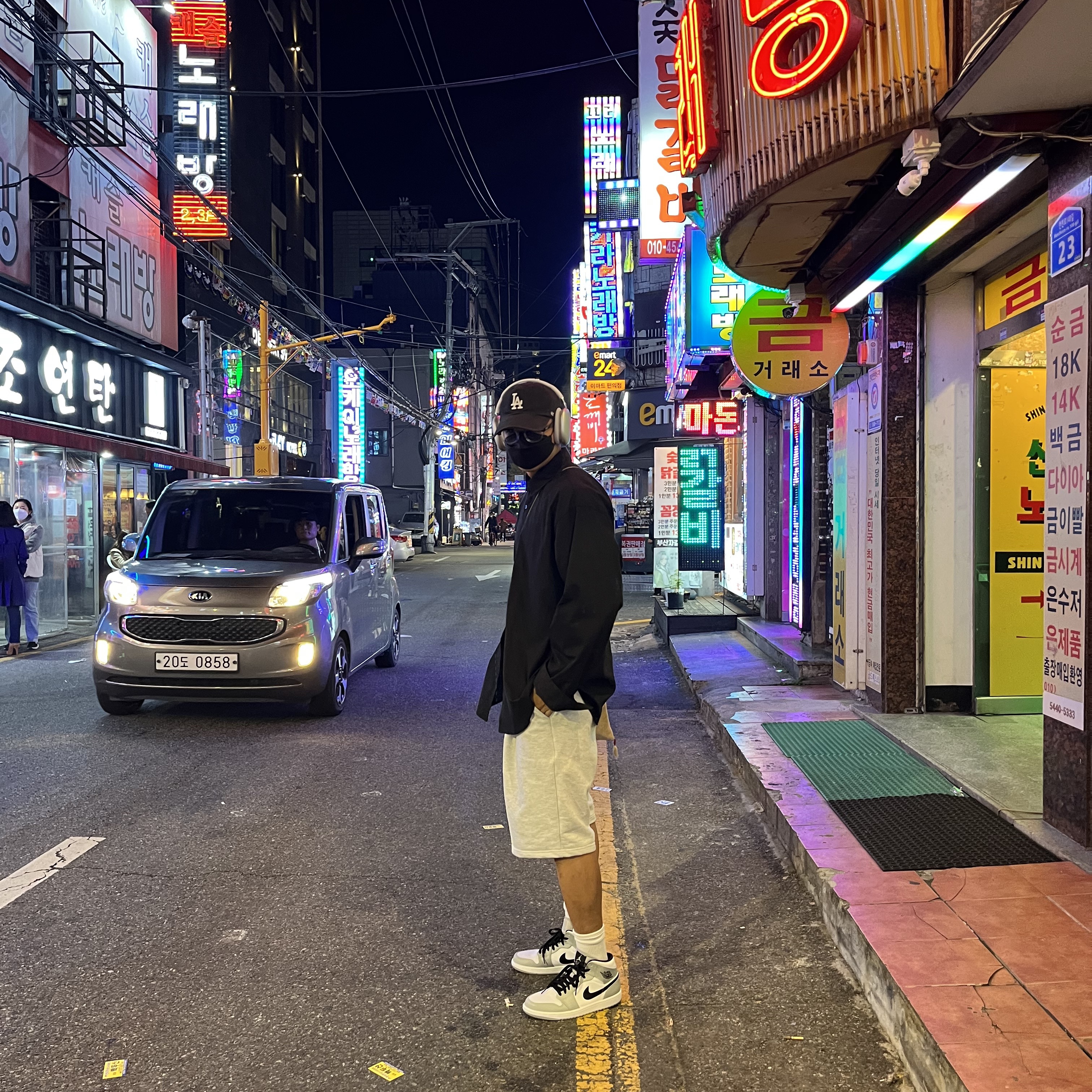 Jordan 1 Mid Light Smoke Grey, Apple AirPods Max Lightning Silver (Korean Ver.) 착용 스타일 - 1