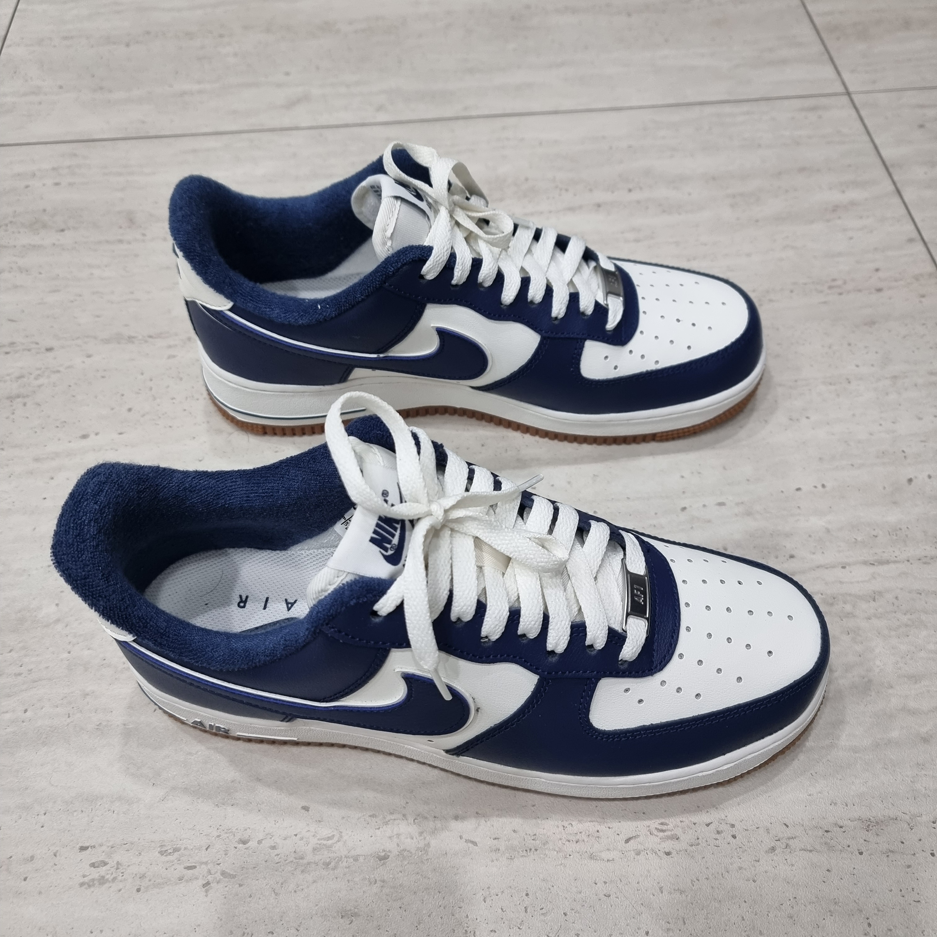 Nike Air Force 1 '07 LV8 Midnight Navy 착용 스타일 - 2