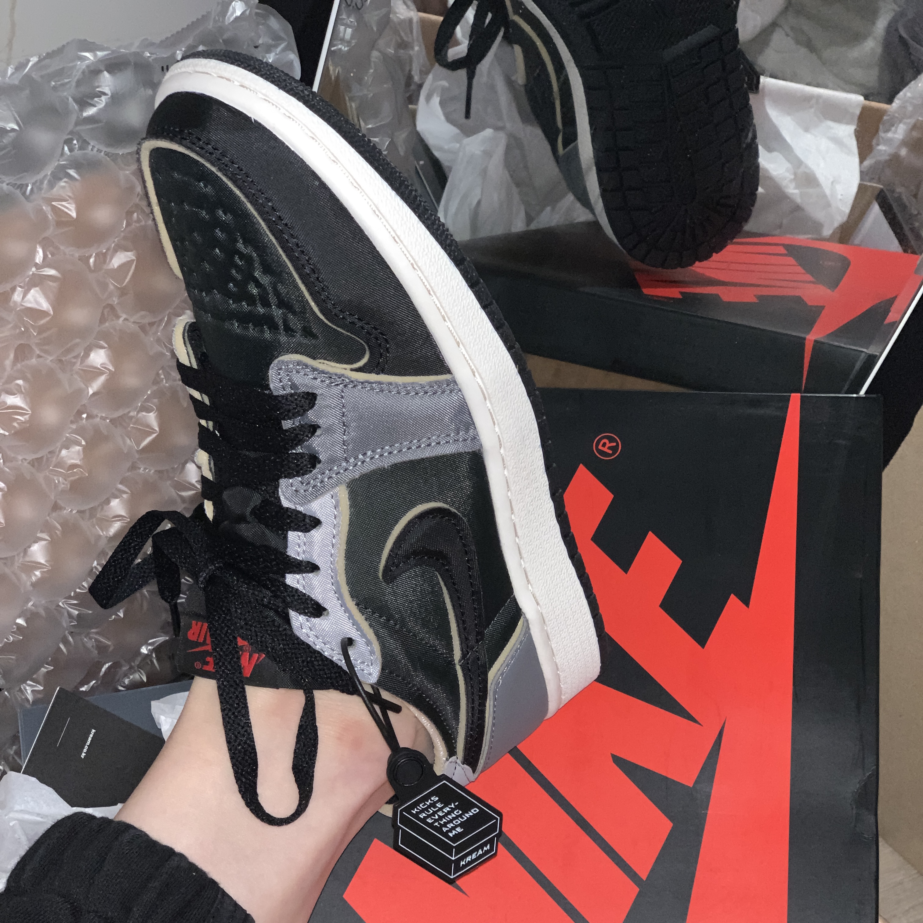 Jordan 1 Retro Low OG EX Black and Smoke Grey 착용 스타일