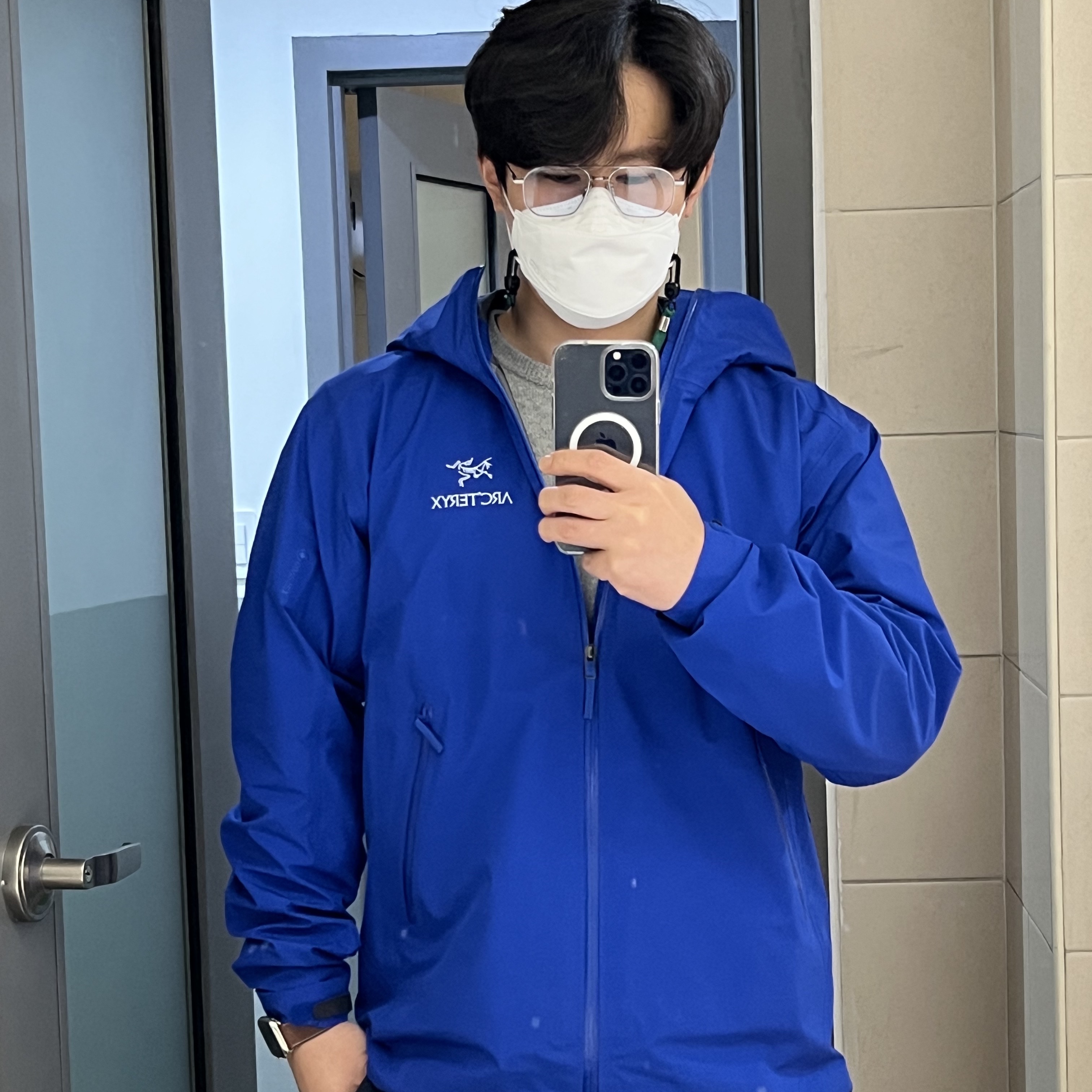 Arc'teryx Beta LT Jacket Vitality, Louis Vuitton LV Trainer Sneakers Marine 착용 스타일 - 1