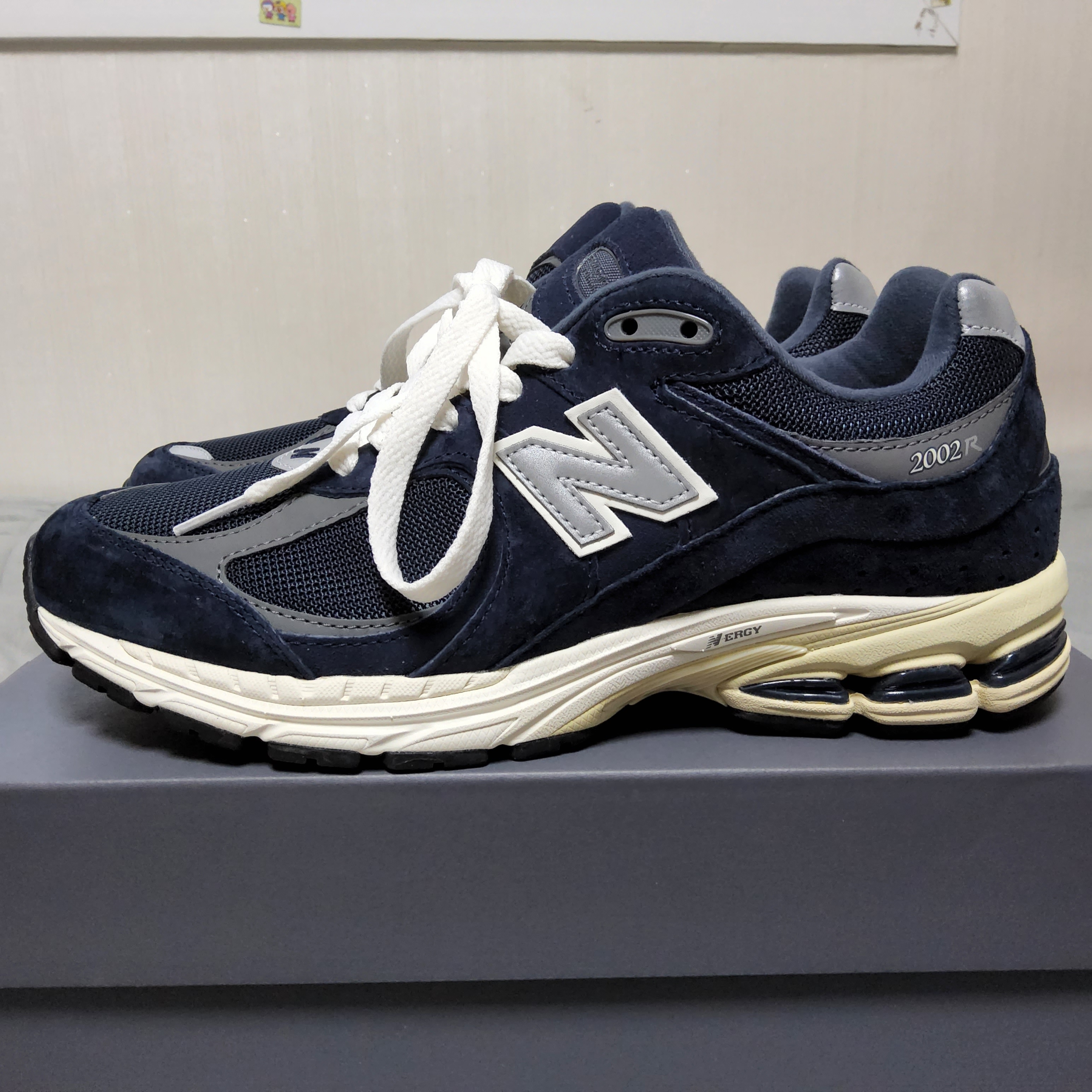 New Balance 2002R Eclipse Castlerock 착용 스타일 - 2