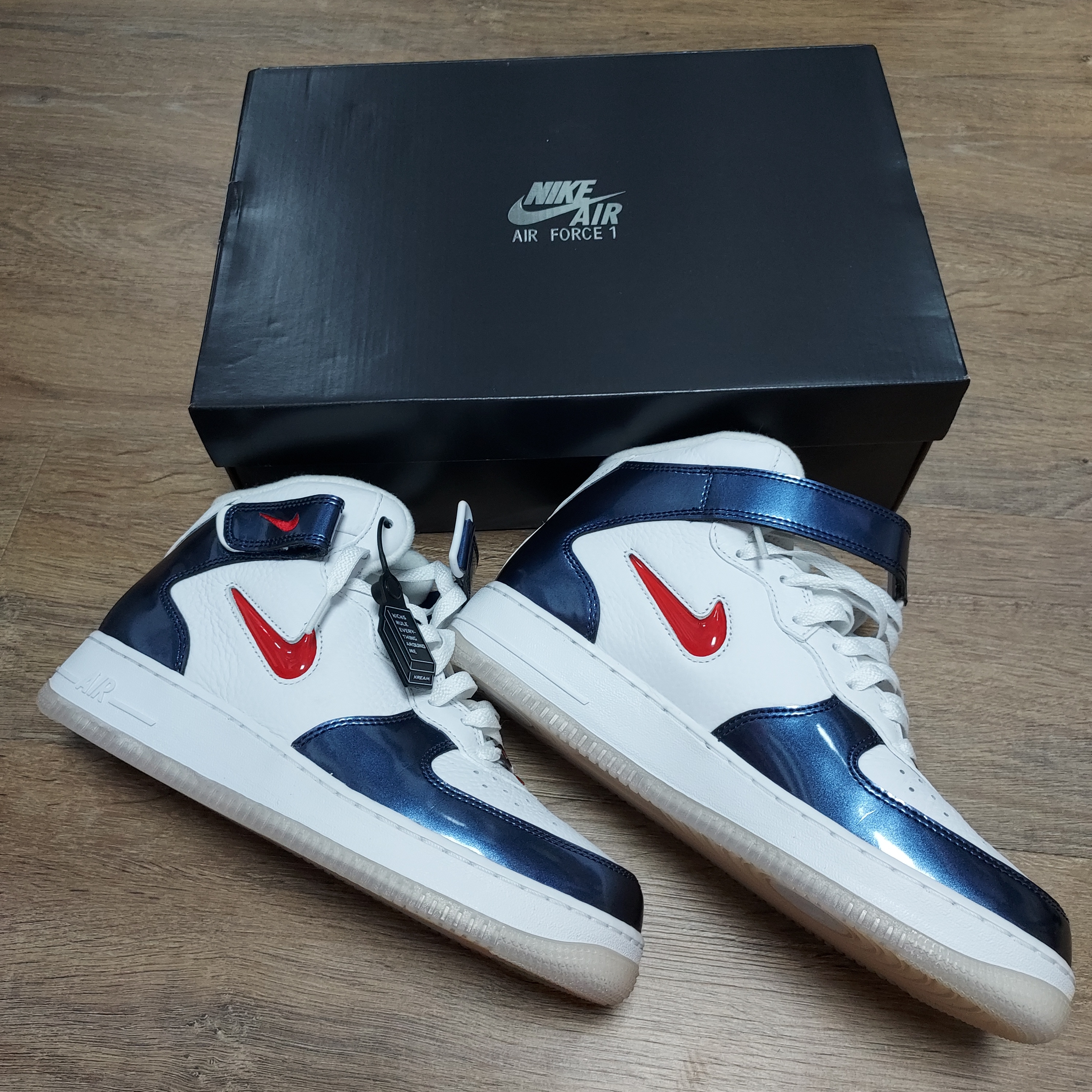 Nike Air Force 1 Mid QS University Red and Midnight Navy 착용 스타일