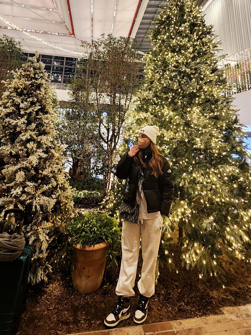 (W) The North Face White Label Novelty Nuptse Down Jacket Black, Jordan 1 Retro High OG Black Mocha 착용 스타일 - 2