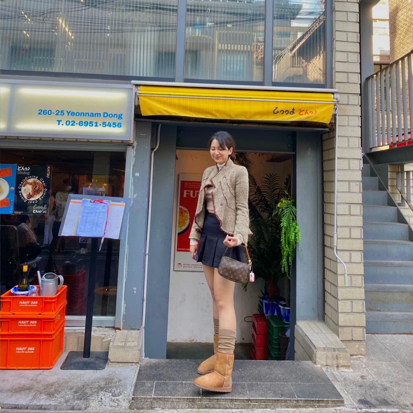 (W) UGG Classic Tall II Boots Chestnut, Louis Vuitton Pochette Accessoires NM Monogram 착용 스타일 - 3