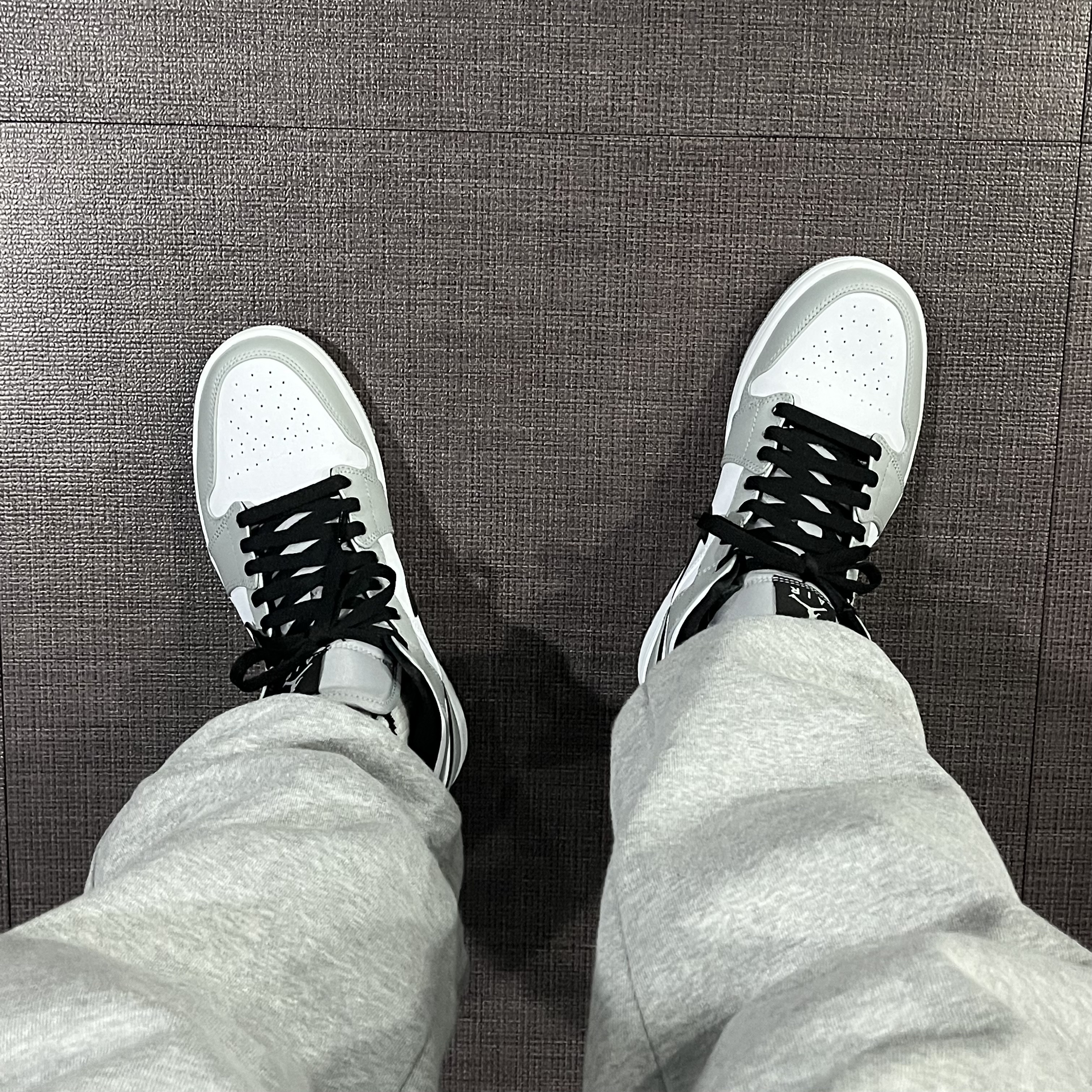 Jordan 1 Mid Light Smoke Grey 착용 스타일