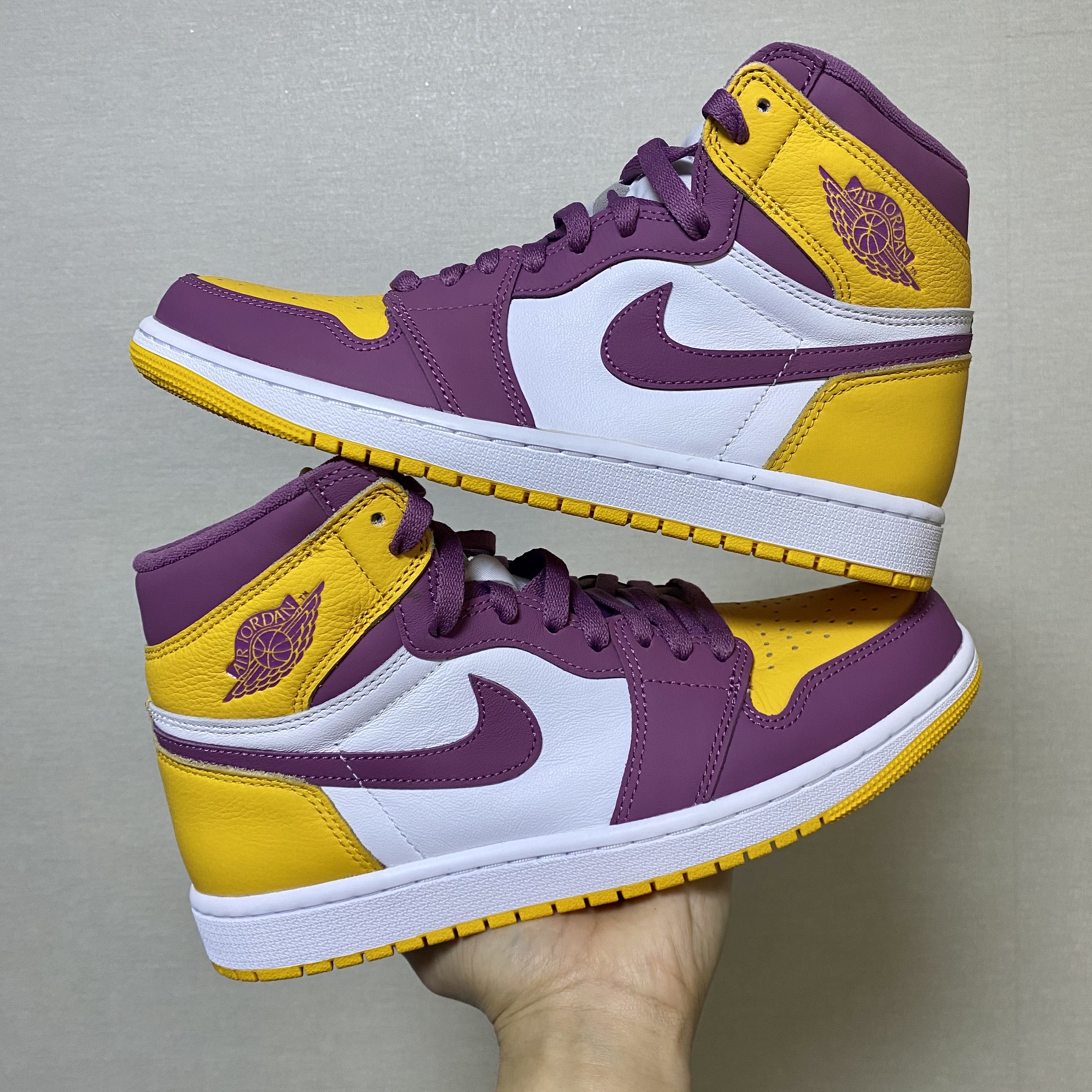 Jordan 1 Retro High OG University Gold Light Bordeaux 착용 스타일 - 3
