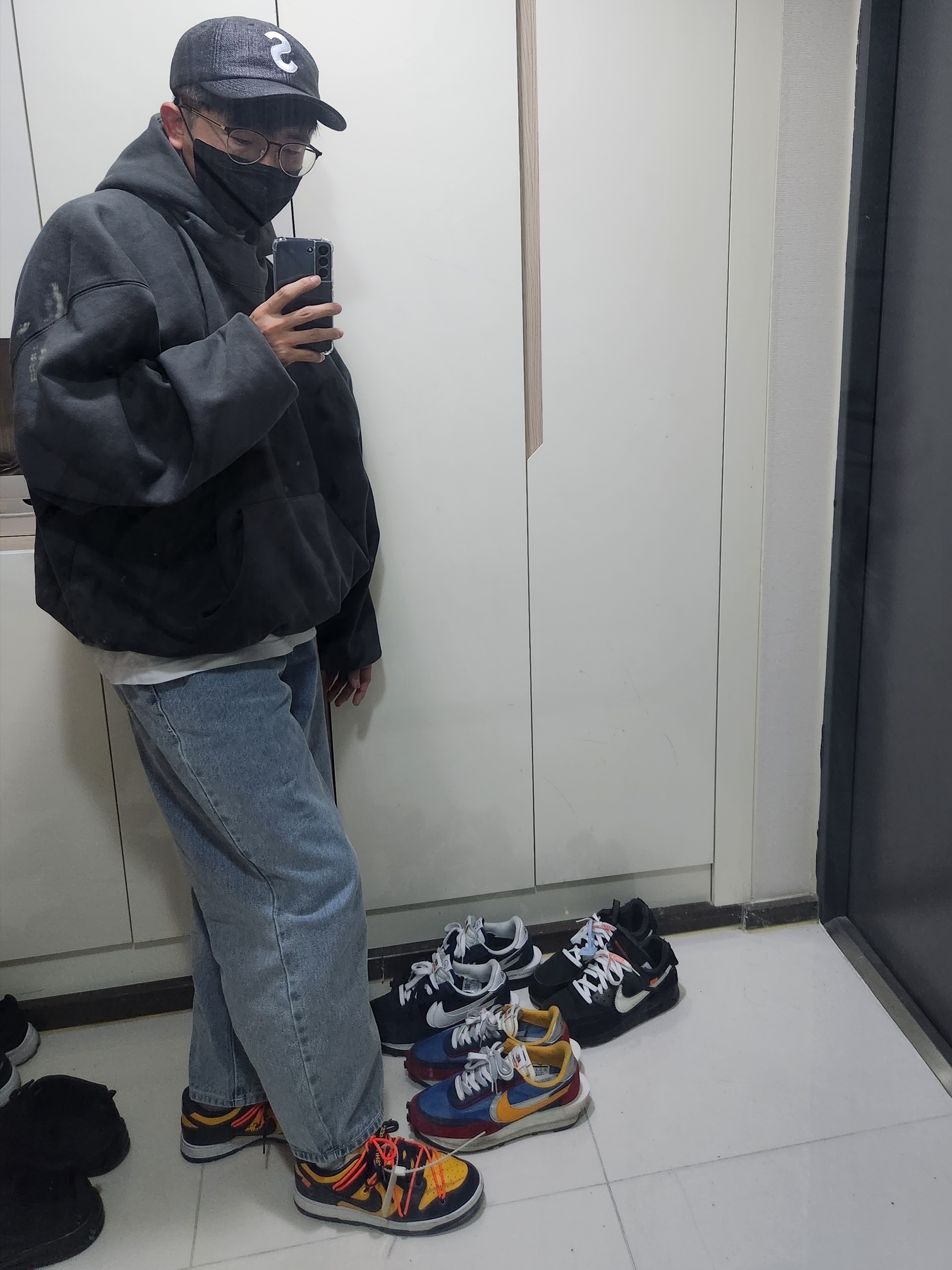 Yeezy Gap Engineered By Balenciaga Dove Hoodie Black, Supreme Raffia S Logo 6-Panel Black - 22SS 착용 스타일