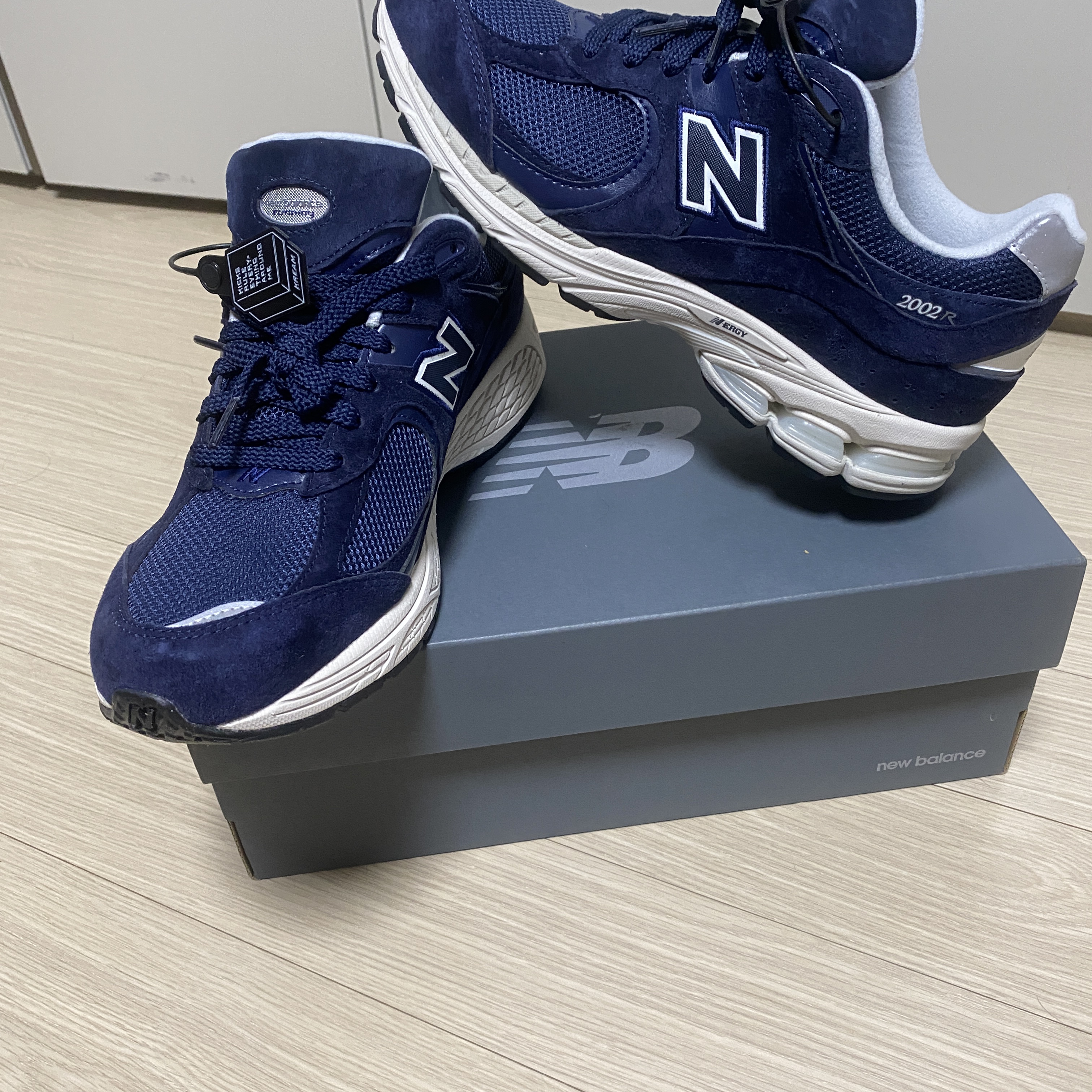 New Balance 2002R Navy 착용 스타일 - 2
