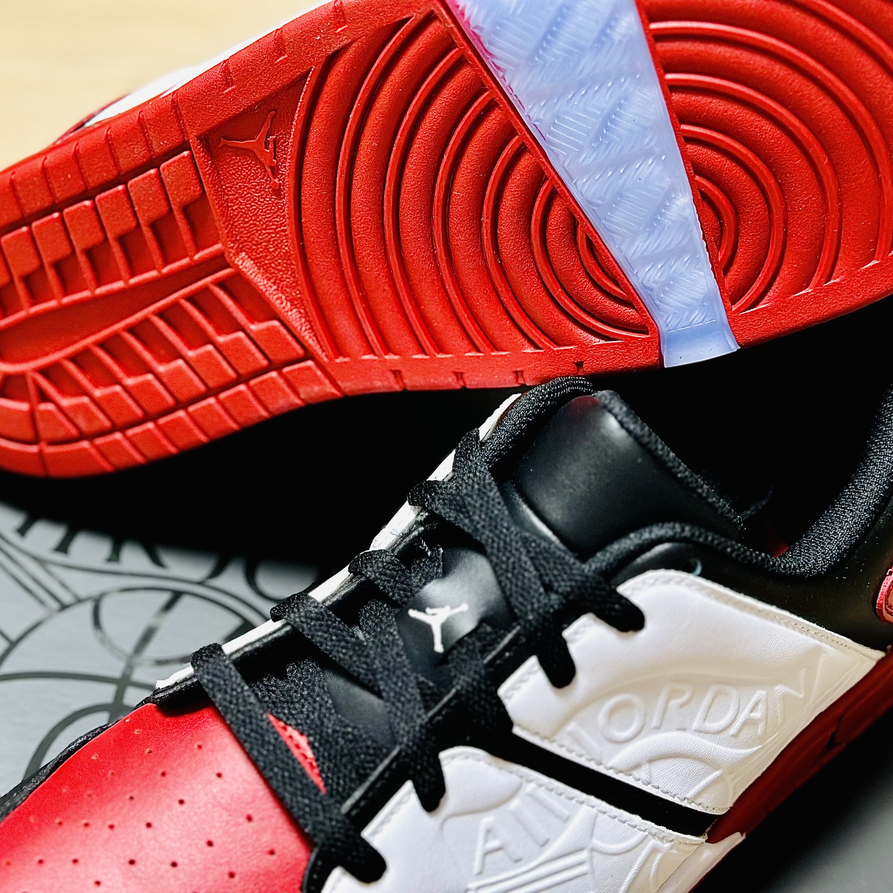 Jordan Nu Retro 1 Low Varsity Red 착용 스타일 - 4