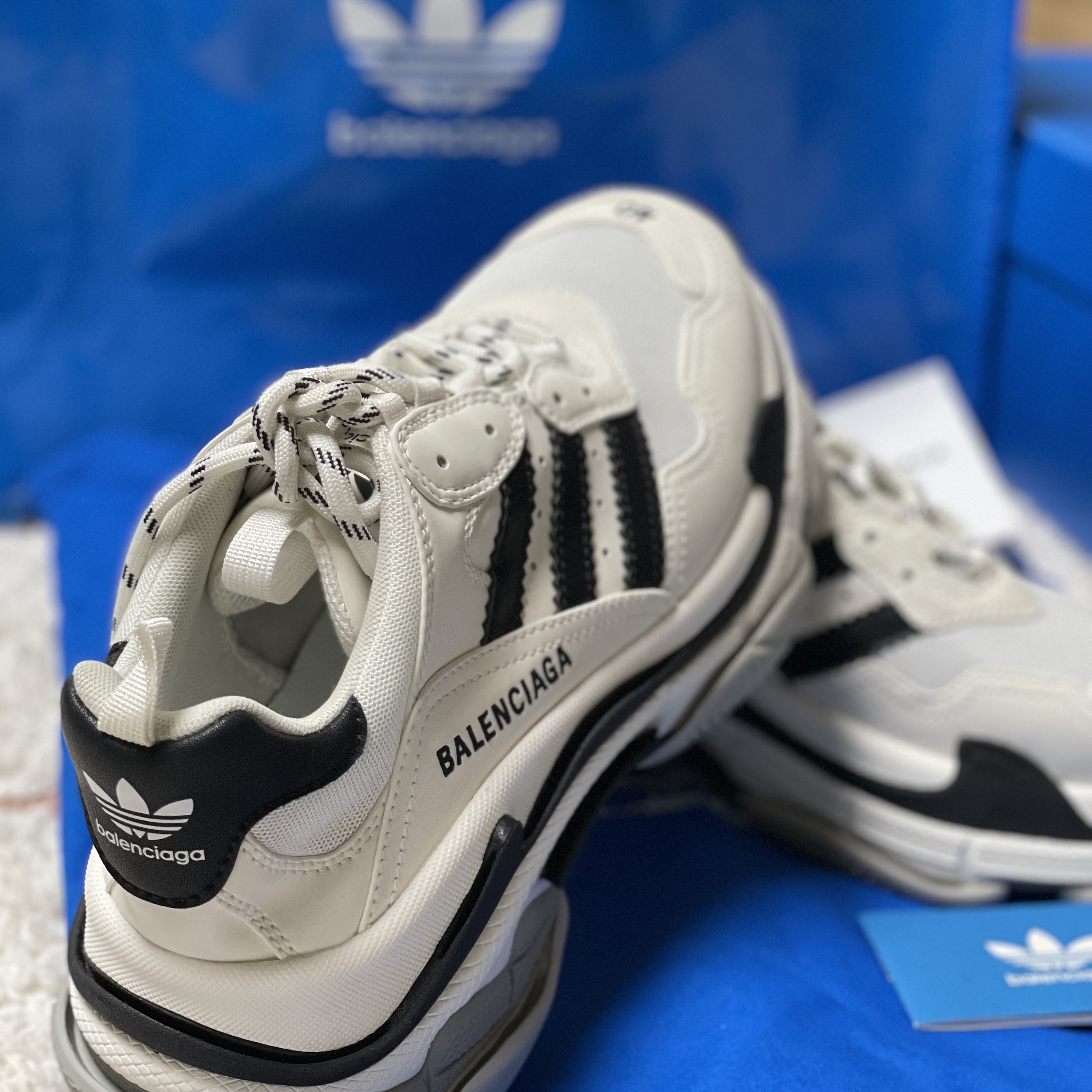 Balenciaga x Adidas Triple S Sneakers White Black 착용 스타일 - 1