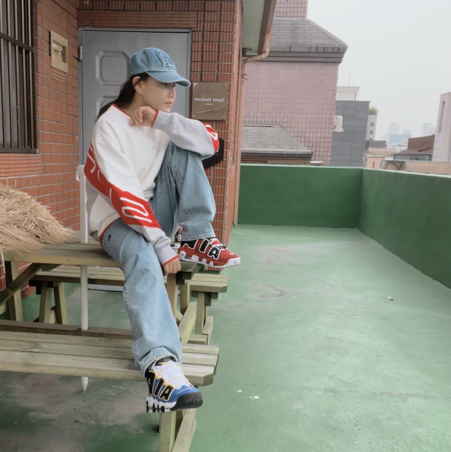 Nike Air More Uptempo 96 Bulls 2021, Supreme Stretch Crewneck White - 22SS 착용 스타일