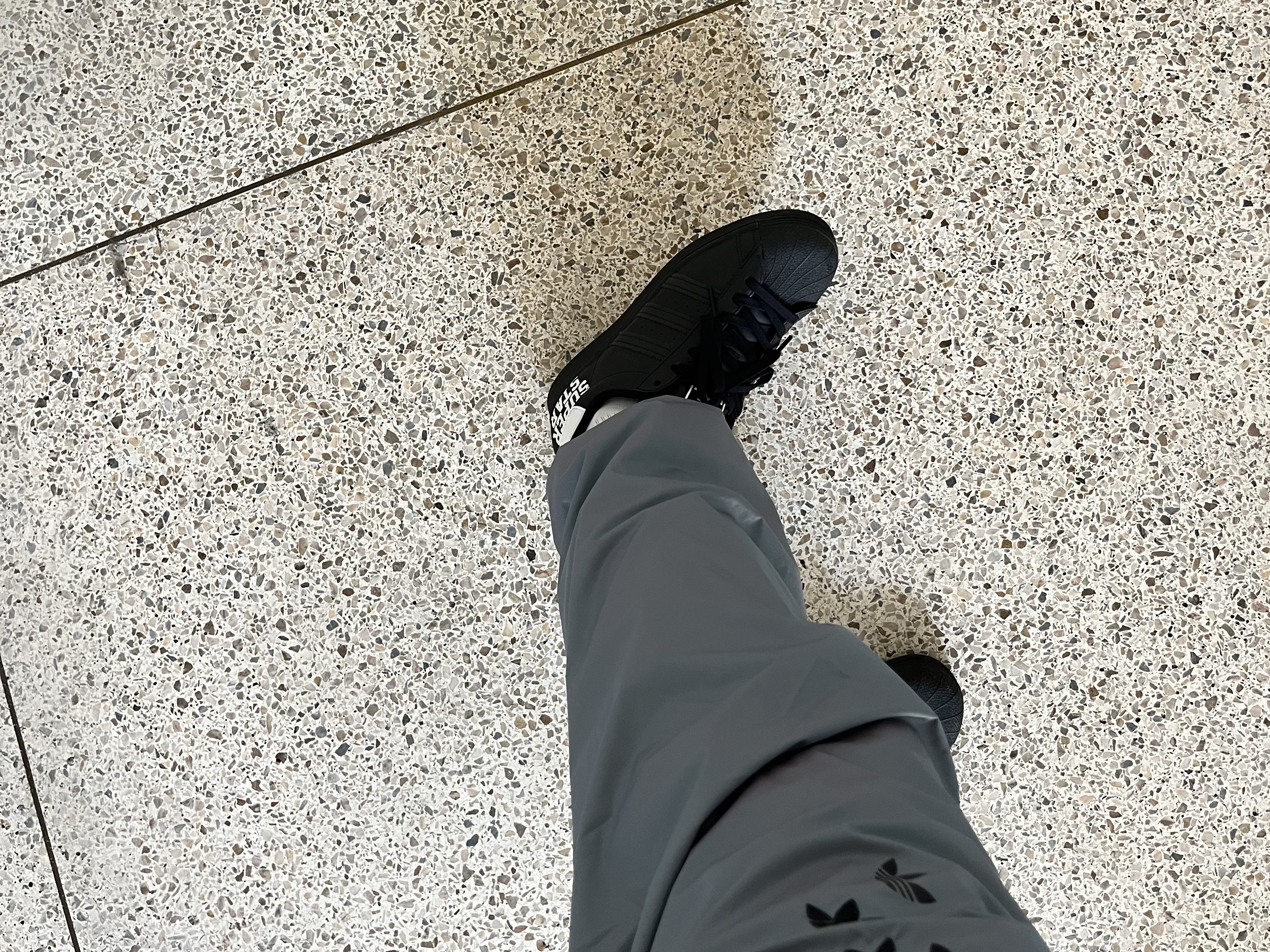 Adidas Superstar Triple Black 착용 스타일