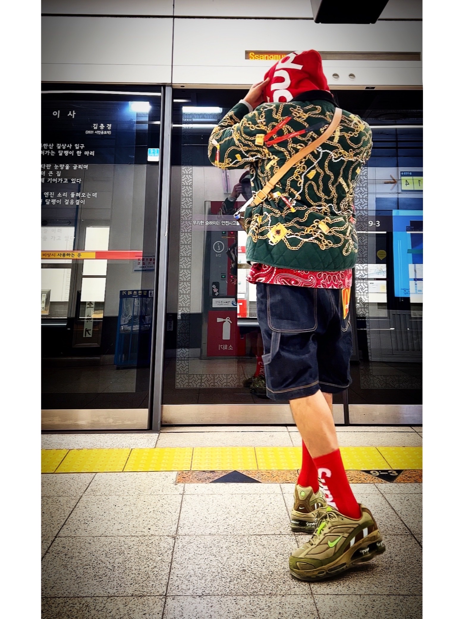 Supreme Contrast Hooded Sweatshirt Heather Grey - 21FW, Supreme Small Box T-Shirt Red Bandana - 21SS 착용 스타일 - 3