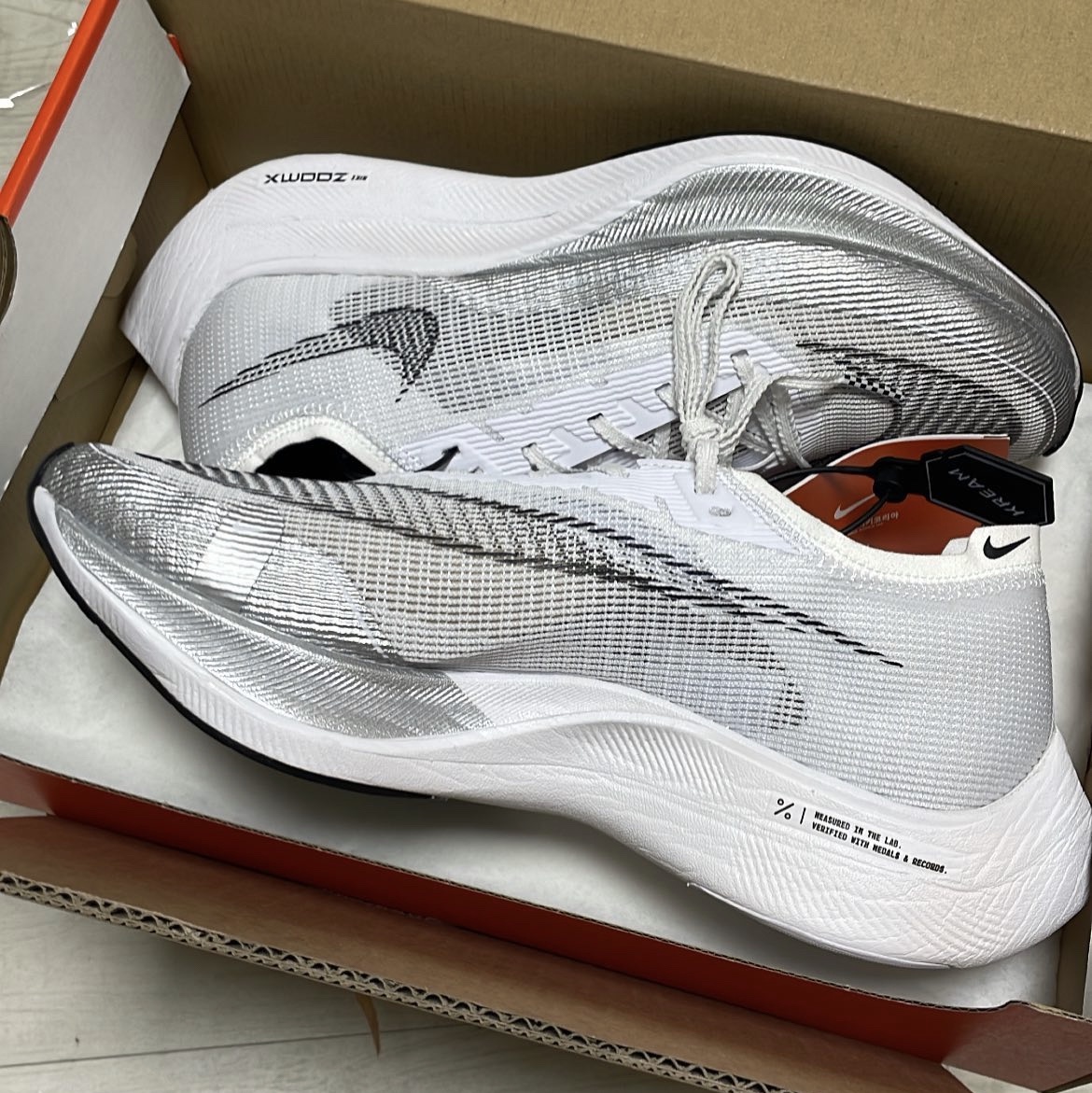 Nike ZoomX Vaporfly Next% 2 White Metallic Silver 착용 스타일