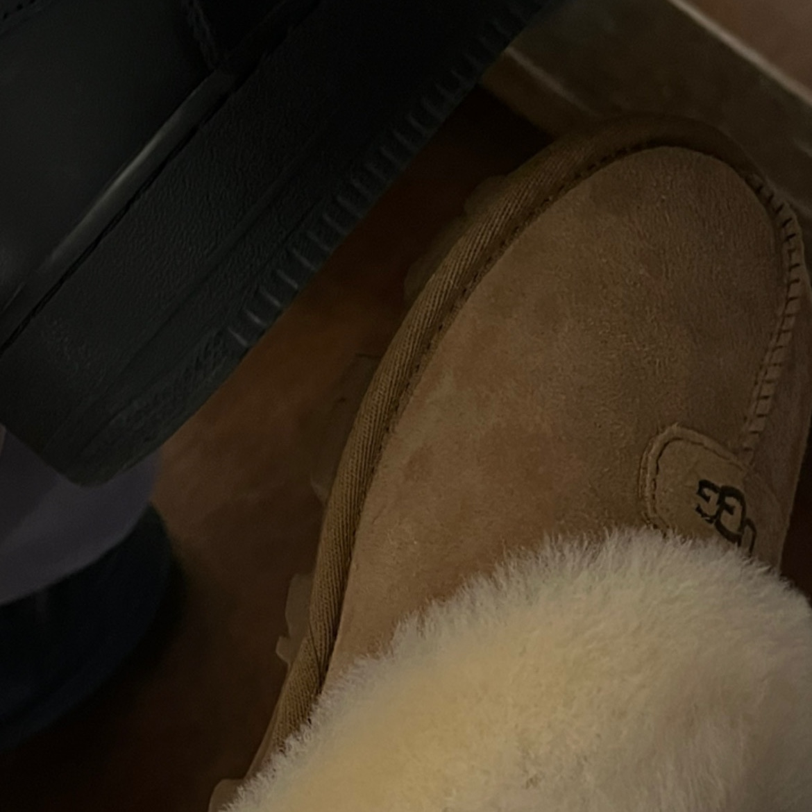 (W) UGG Coquette Slipper Chestnut, Nike Air Force 1 '07 Low Triple Black 착용 스타일