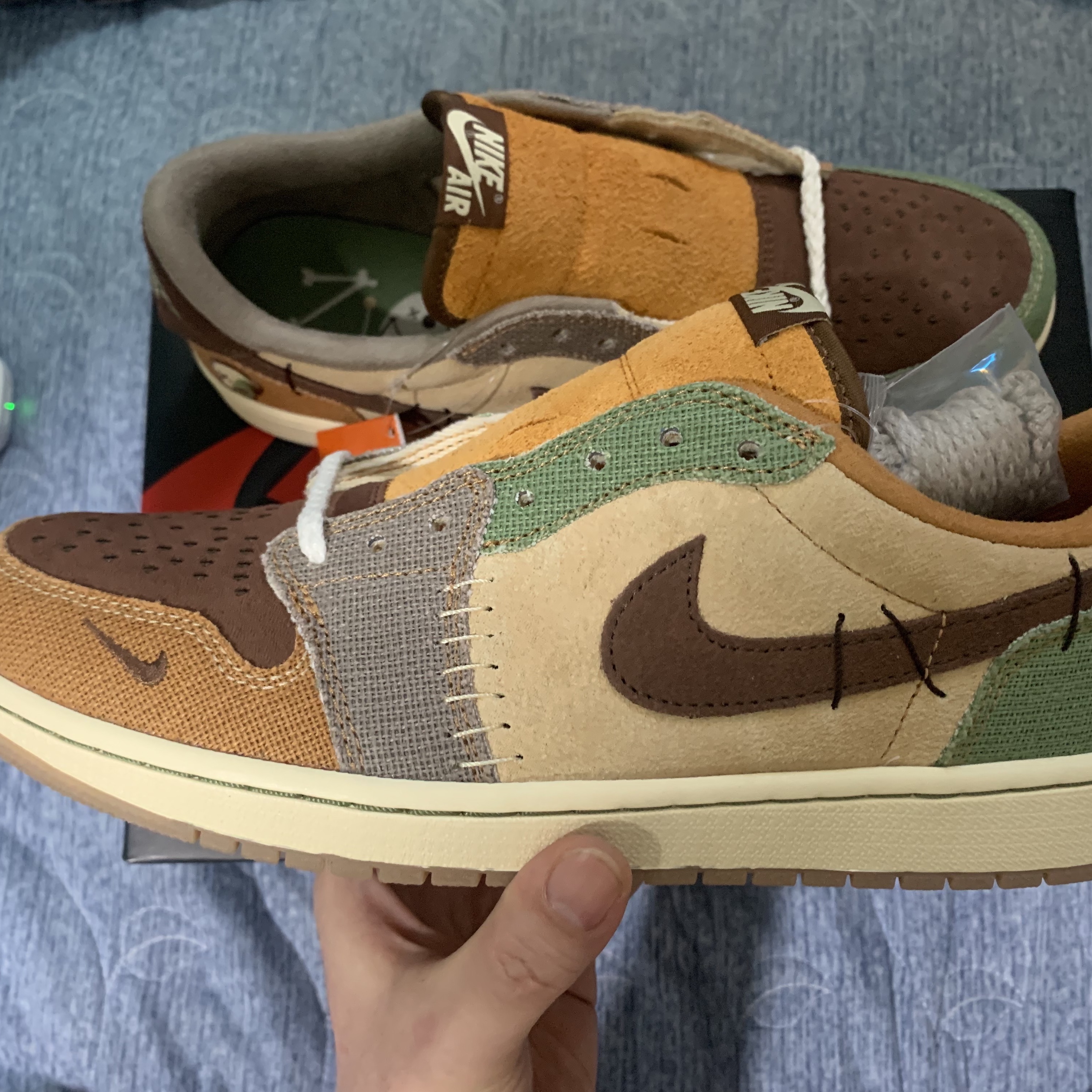 Jordan 1 x Zion Williamson Retro Low OG Flax and Oil Green 착용 스타일 - 1