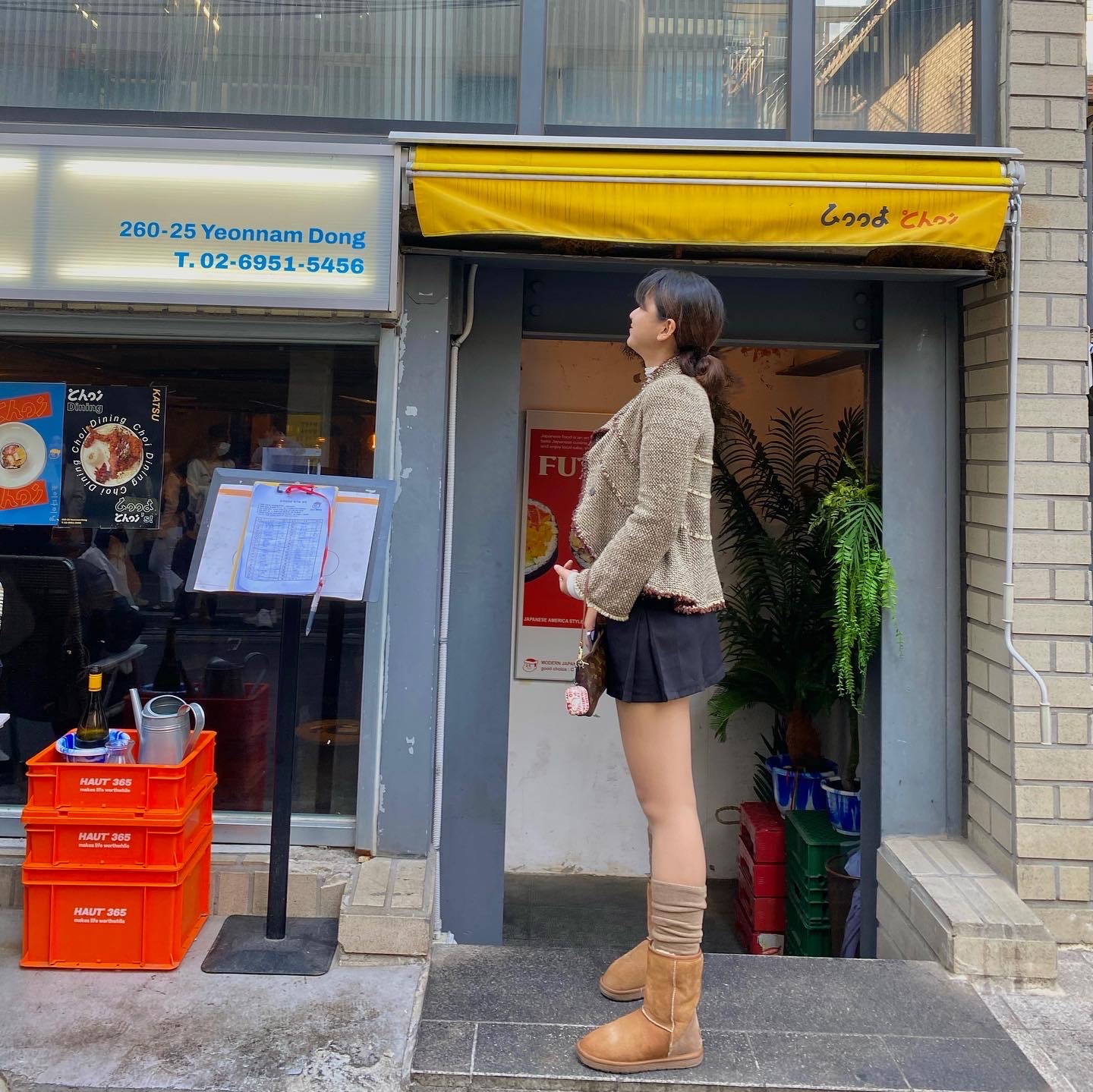 (W) UGG Classic Tall II Boots Chestnut, Louis Vuitton Pochette Accessoires NM Monogram 착용 스타일 - 1