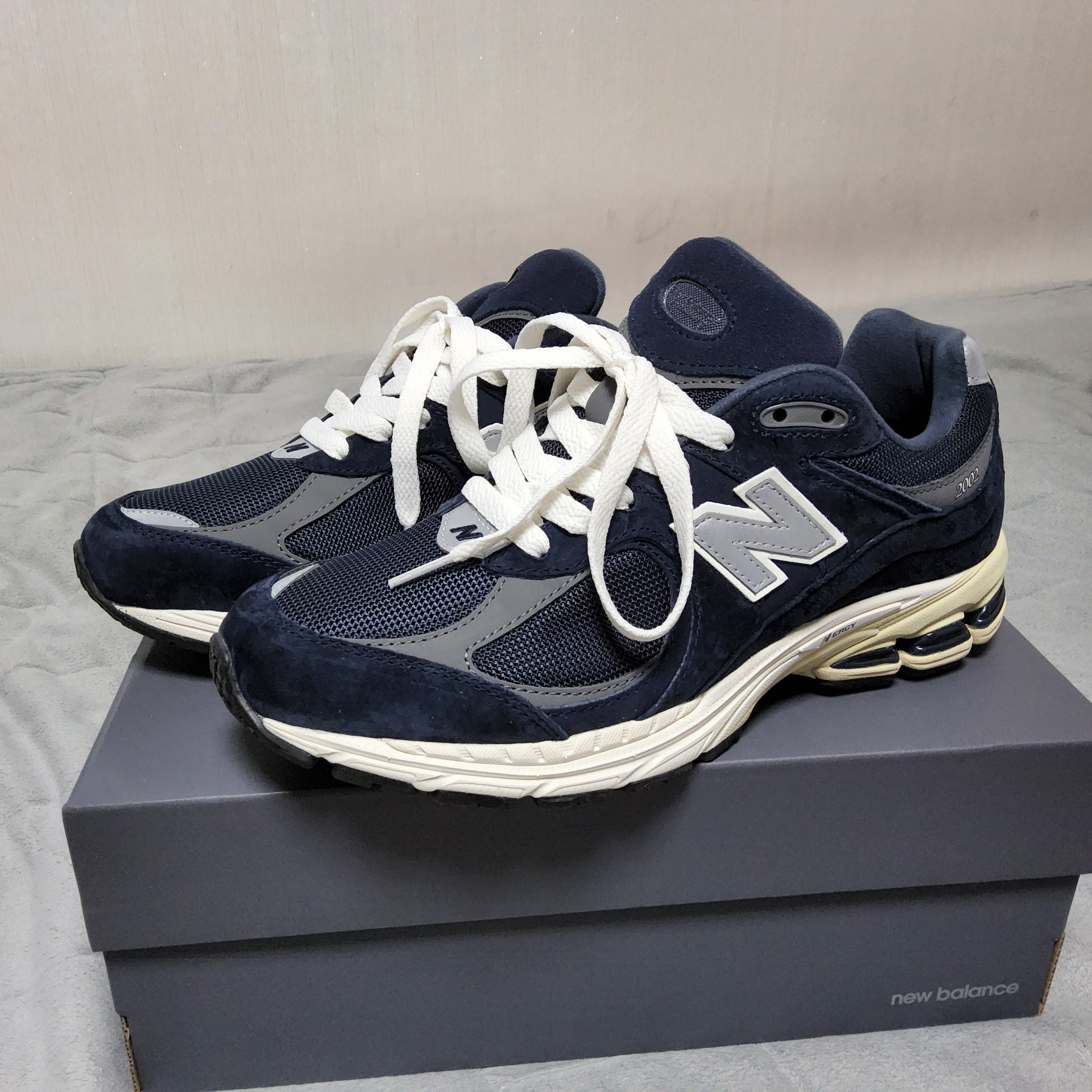 New Balance 2002R Eclipse Castlerock 착용 스타일 - 1