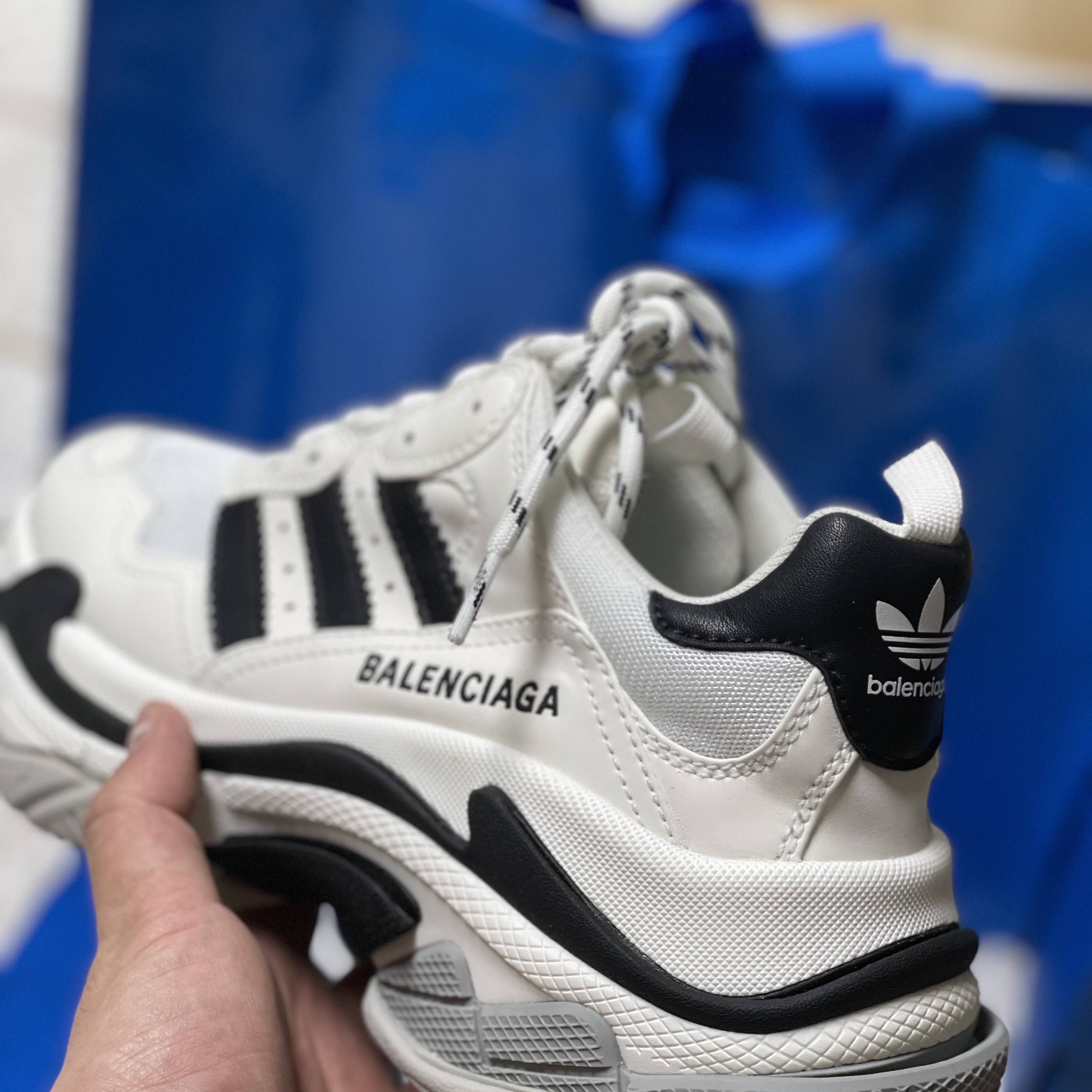 Balenciaga x Adidas Triple S Sneakers White Black 착용 스타일 - 2
