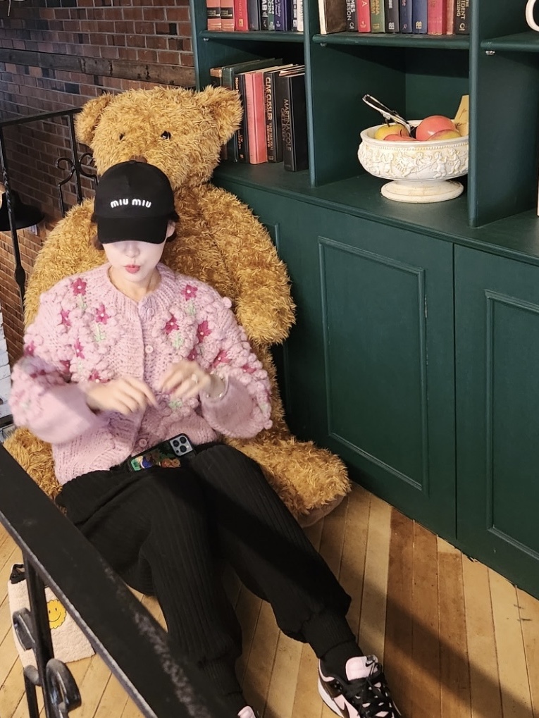 (W) Nike Dunk Low Essential Pink Foam Black, (W) Miu Miu Drill Baseball Cap Black 착용 스타일 - 3