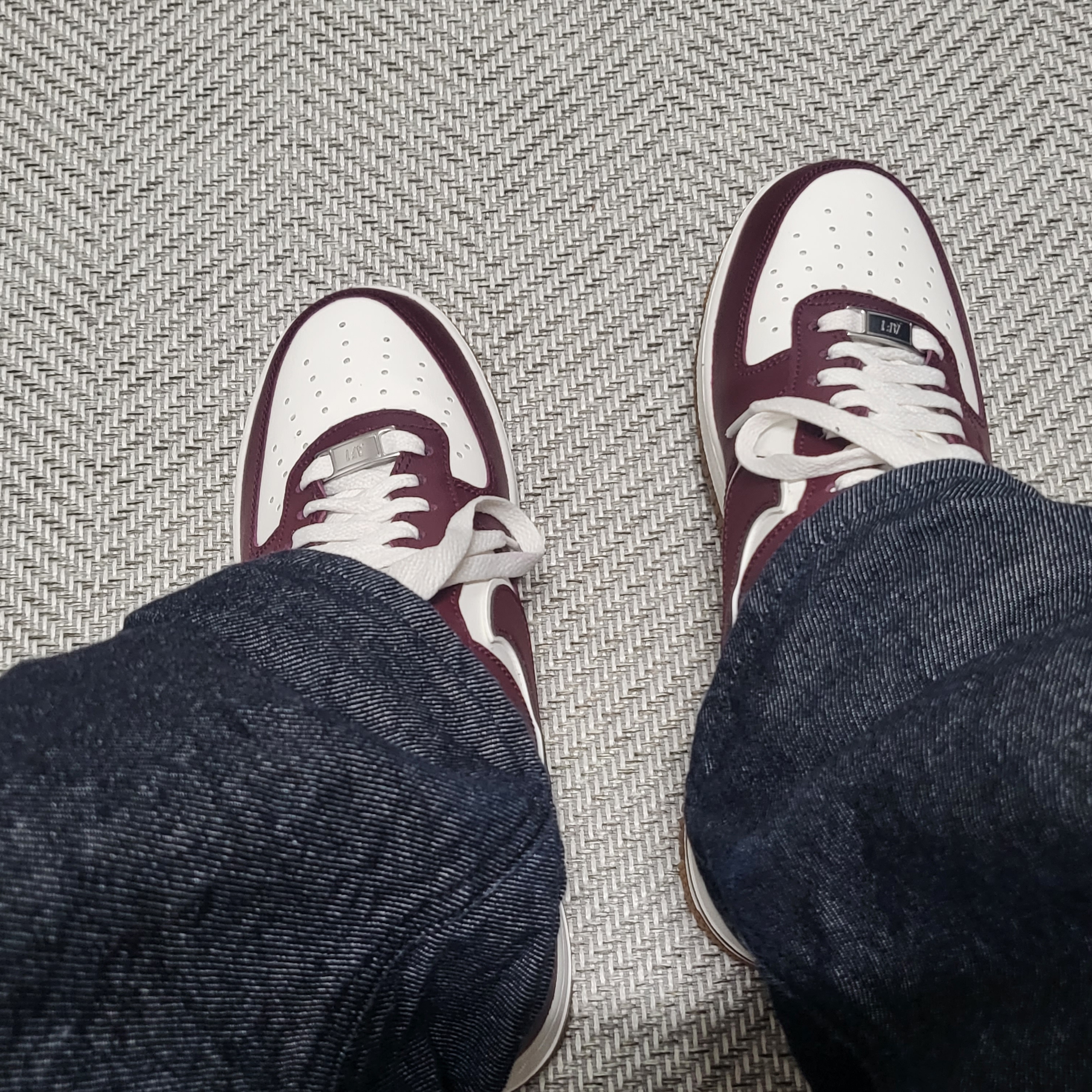 Nike Air Force 1 '07 LV8 Night Maroon 착용 스타일