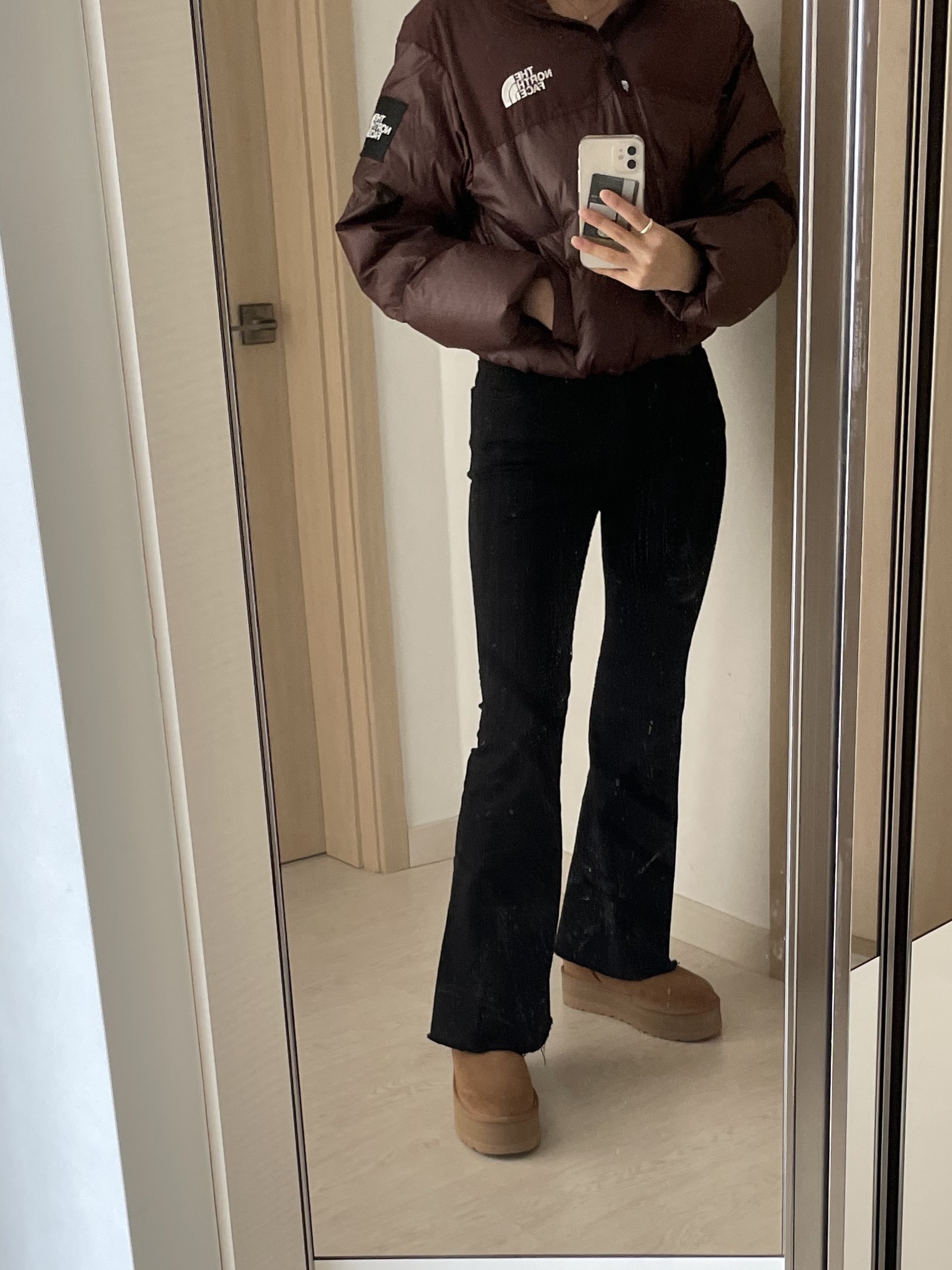 (W) The North Face White Label Novelty Nuptse Down Jacket Cocoa Brown, (W) UGG Classic Ultra Mini Platform Boots Chestnut 착용 스타일 - 3