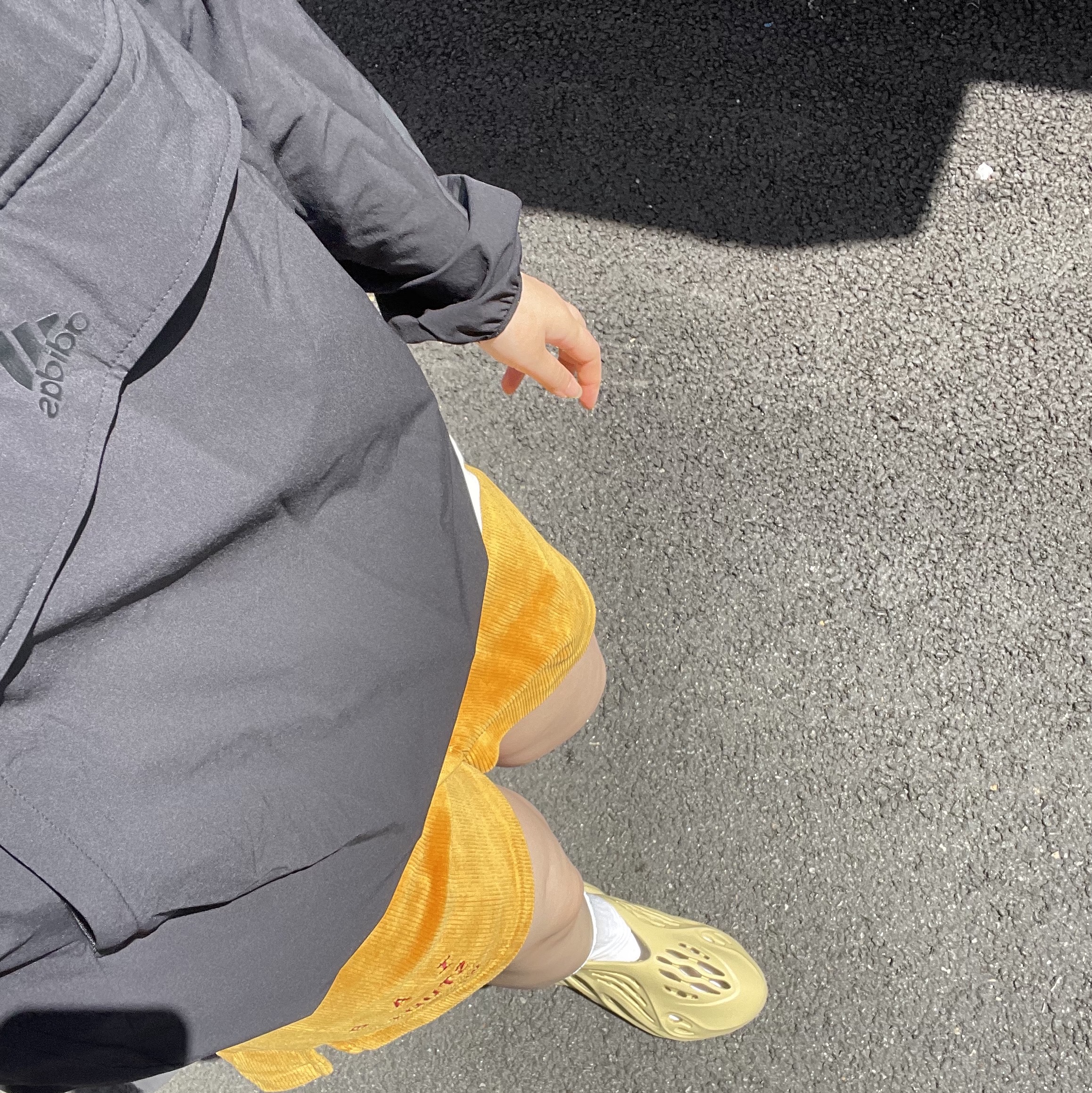 IAB Studio Corduroy Shorts Mustard for Worksout, Adidas Yeezy Foam RNNR Sulfur 착용 스타일